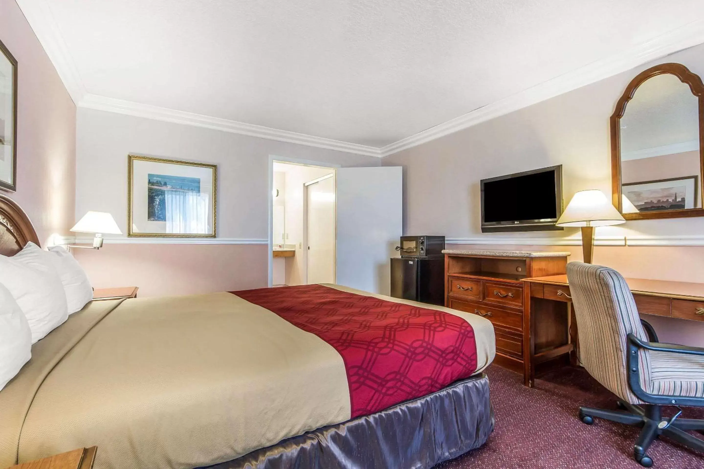 Photo of the whole room, Bed in Econo Lodge Castro Valley I-580