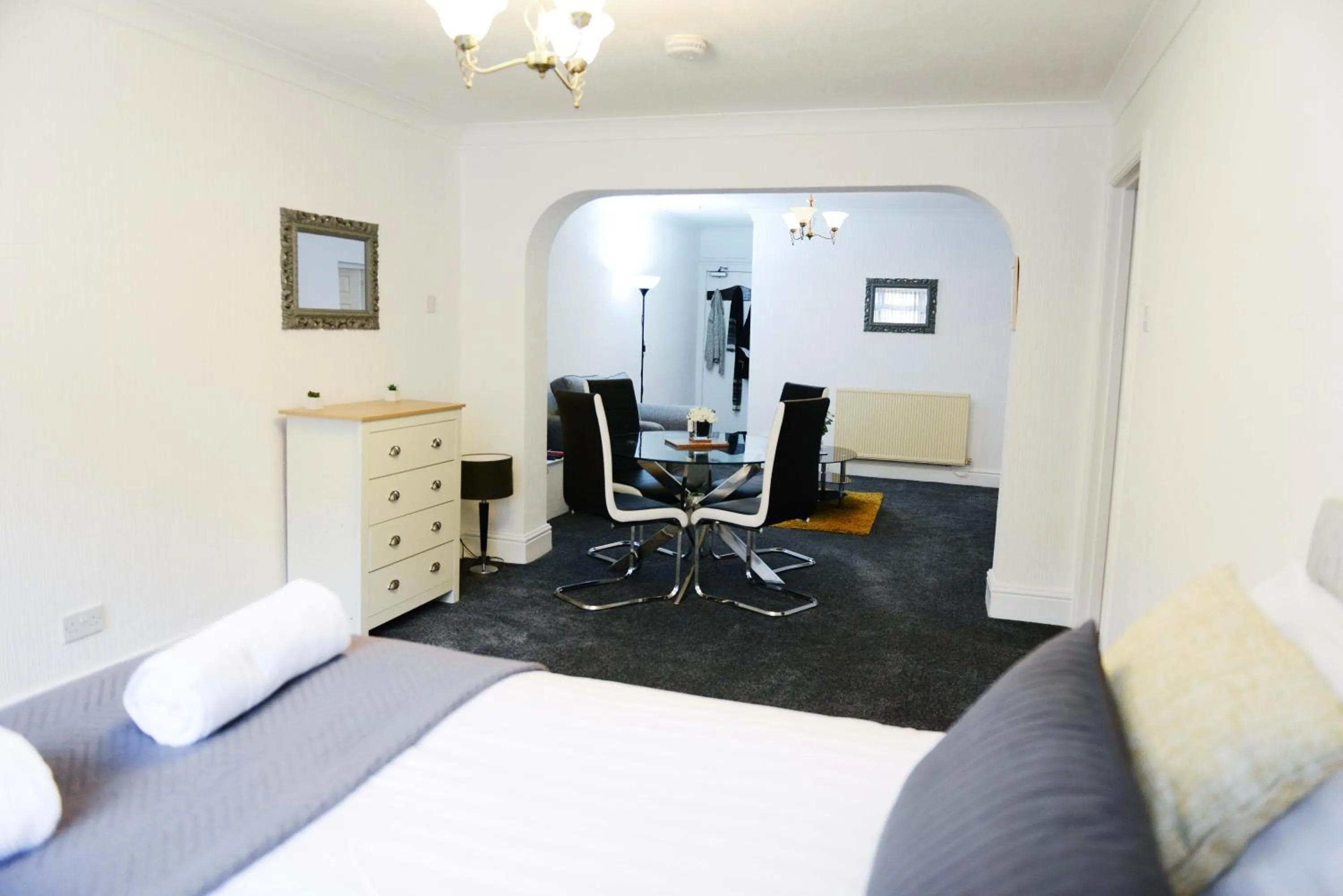 Living room, Bed in Bridle Lodge Apartments