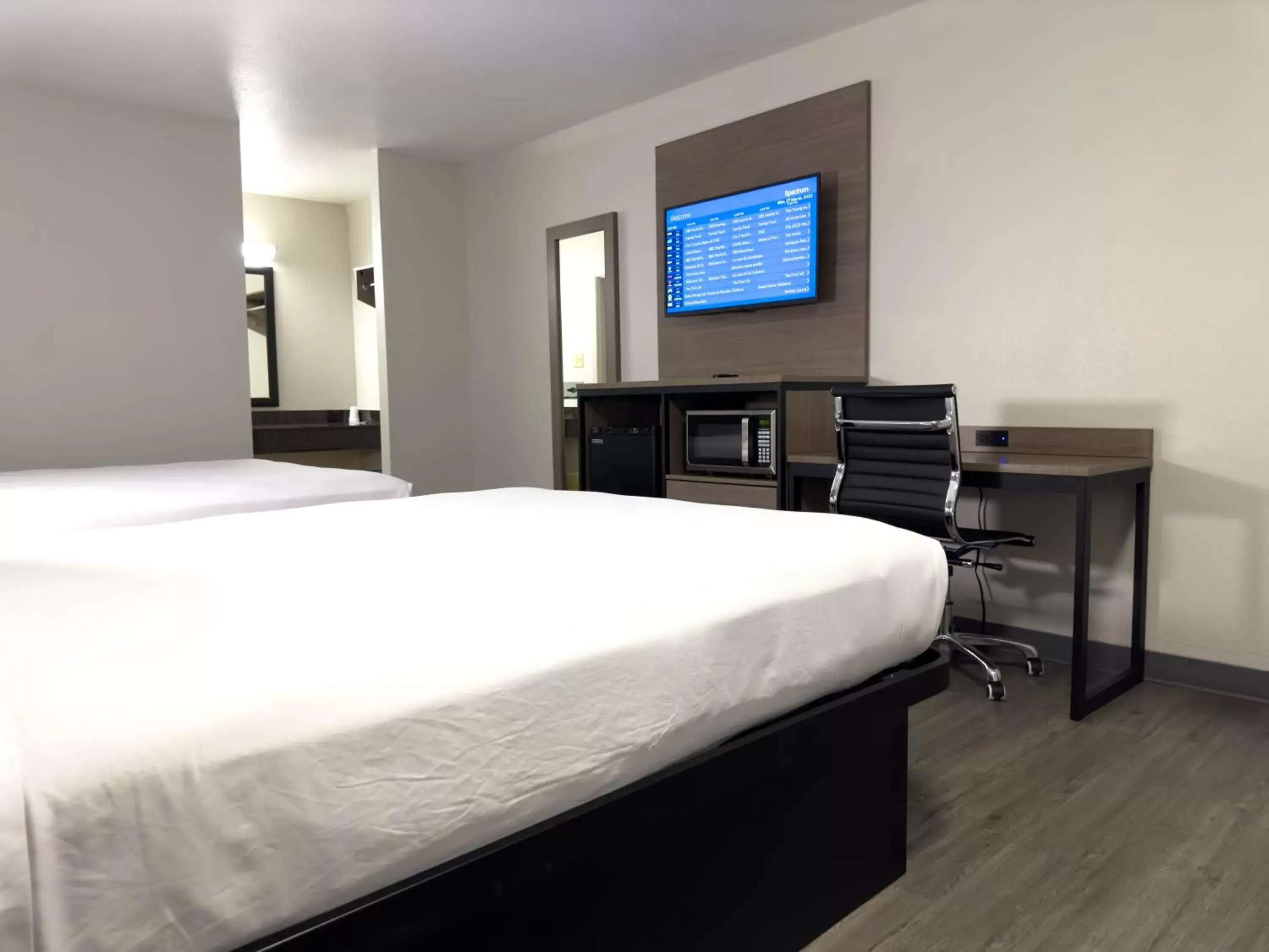 Guests, Bed in Americas Best Value Inn Austin