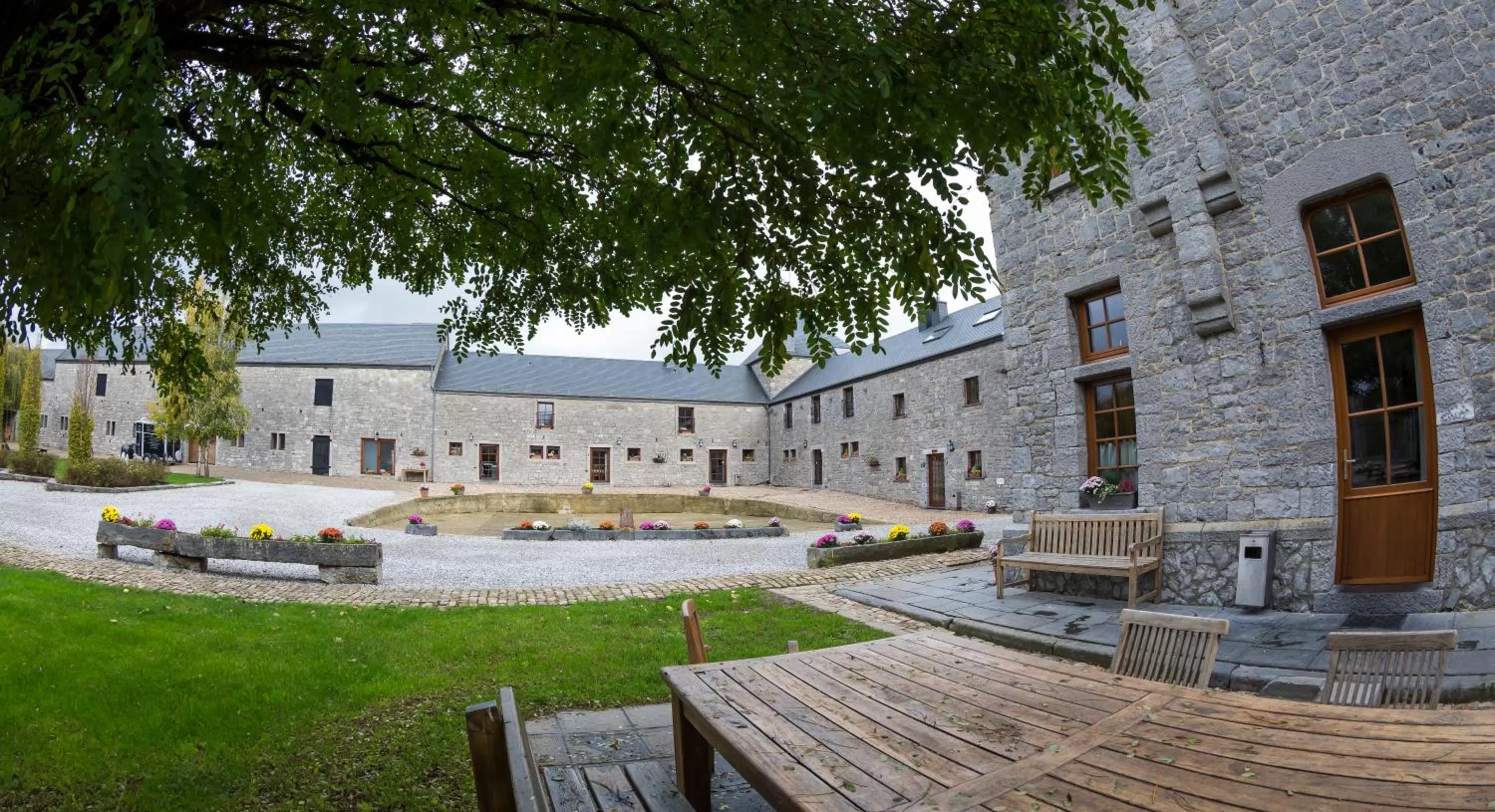 Patio, Property Building in B&B Ferme Château de Laneffe