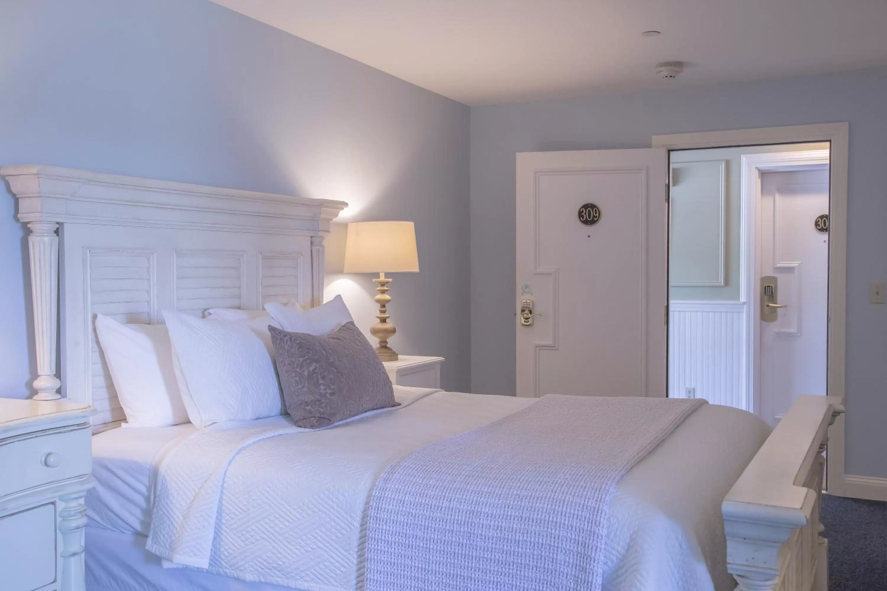 Bed in Sheepscot Harbour Village Resort