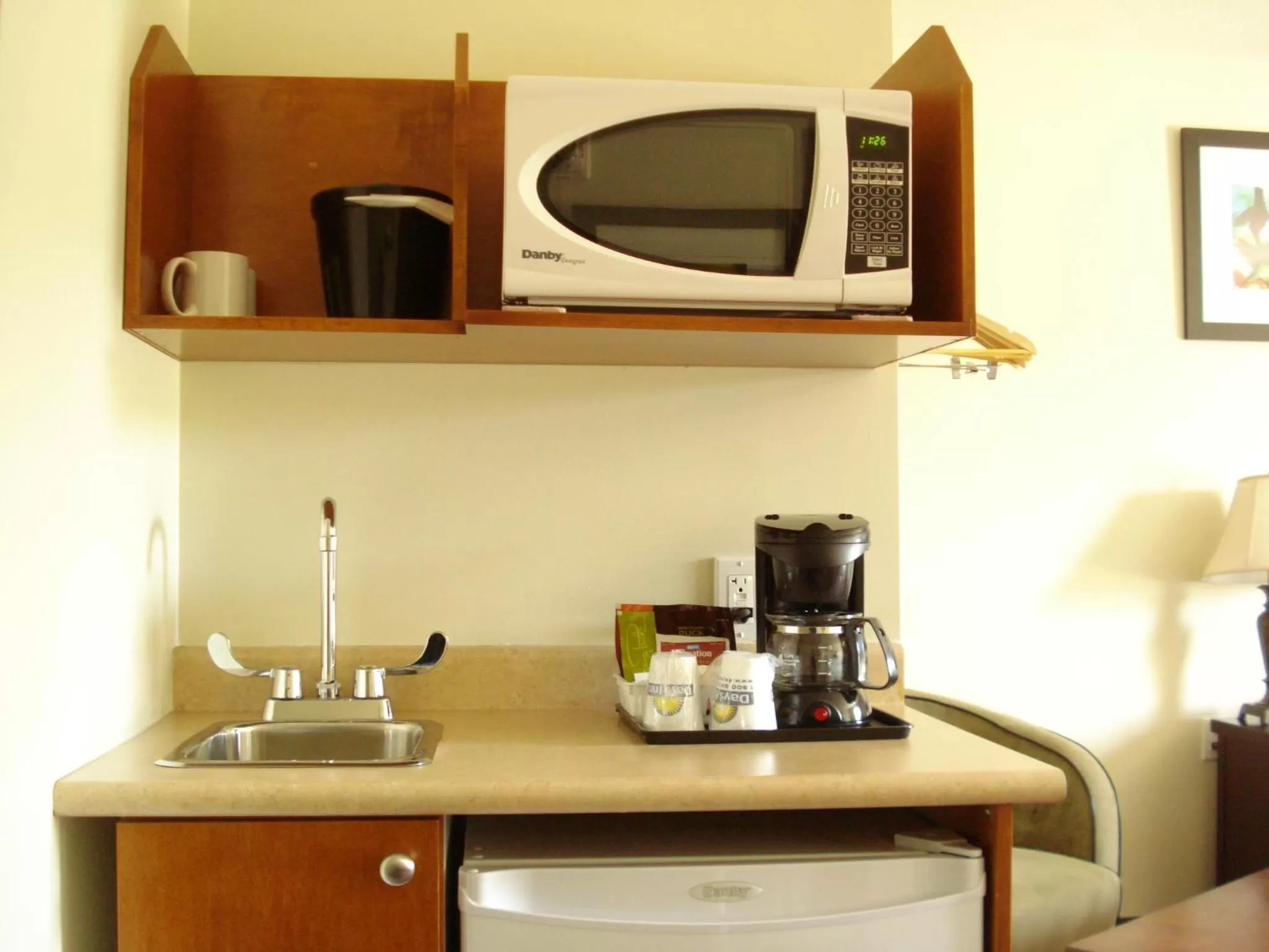Coffee/tea facilities in Days Inn by Wyndham Chetwynd