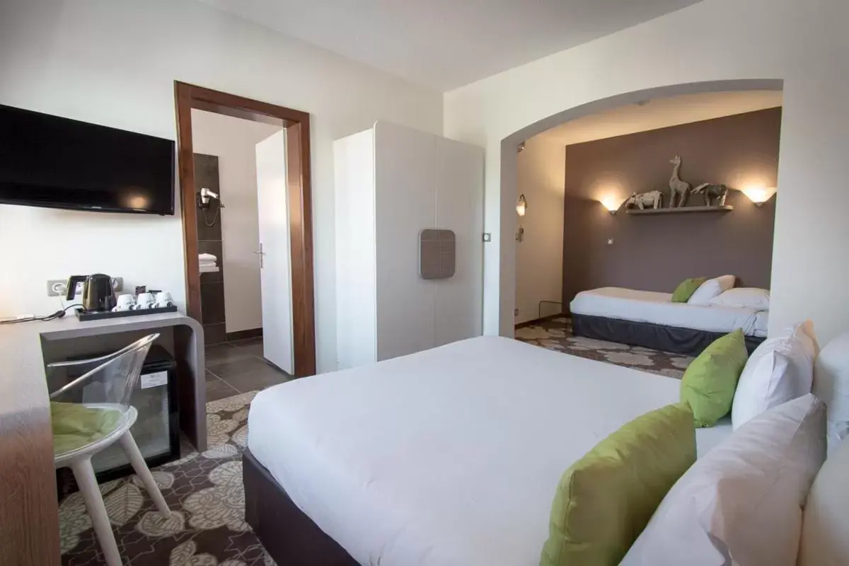 Bedroom, Bed in Hôtel Restaurant Vaillant Colmar Nord Bedroom, Bed in Hôtel Restaurant Vaillant Colmar Nord