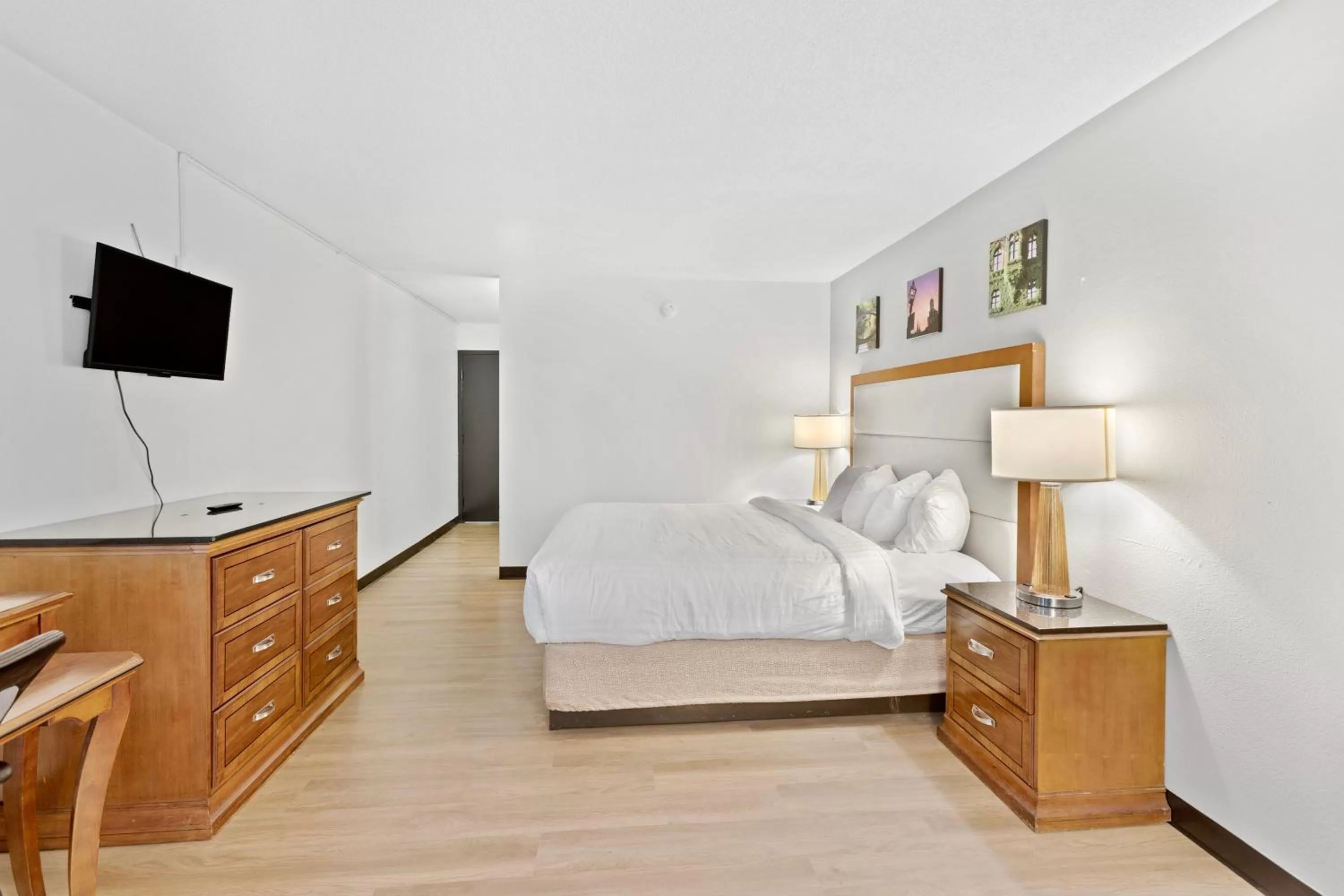 Photo of the whole room, Bed in Days Inn by Wyndham Erie