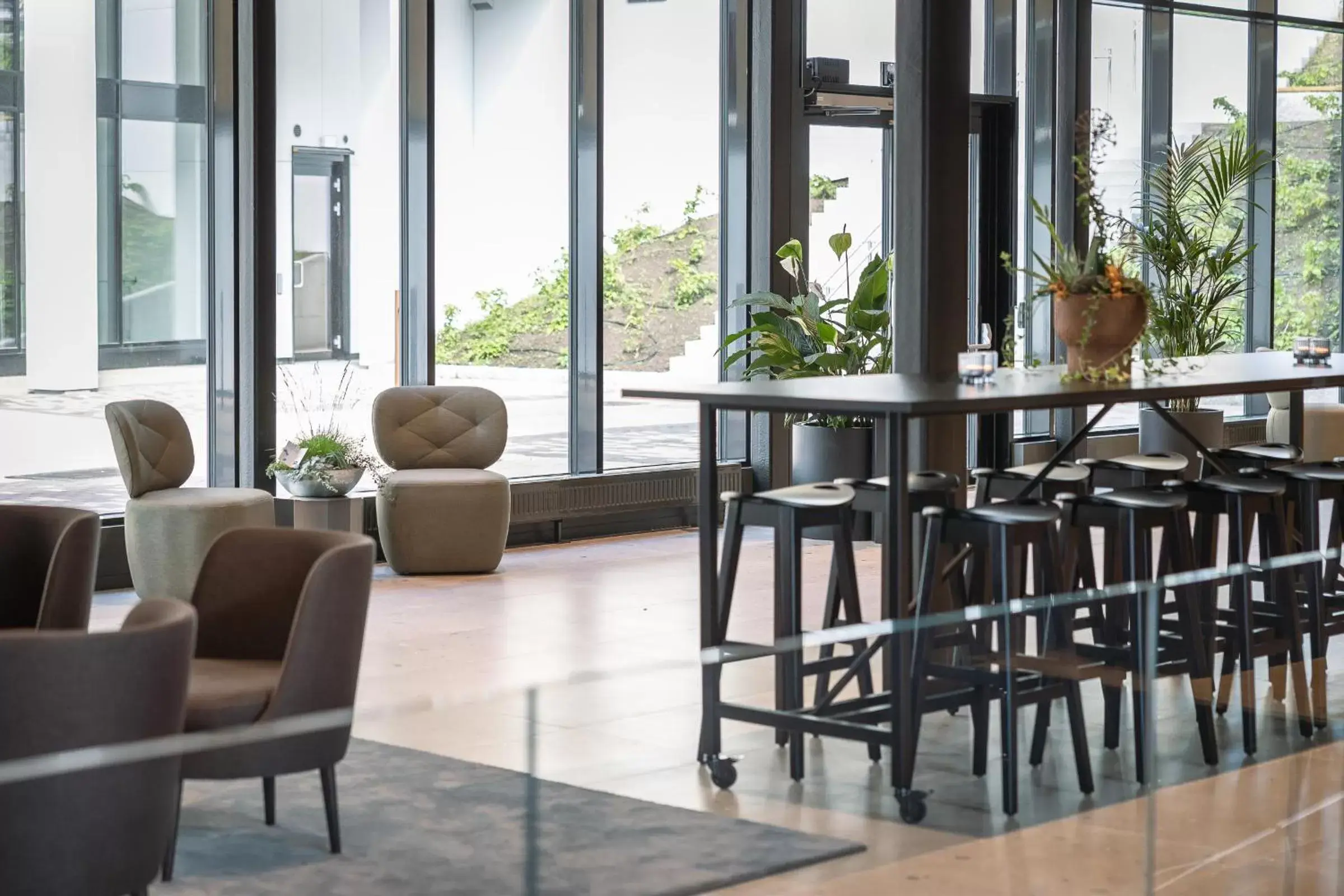 Lobby or reception, Lounge/Bar in Quality Hotel Grand Larvik