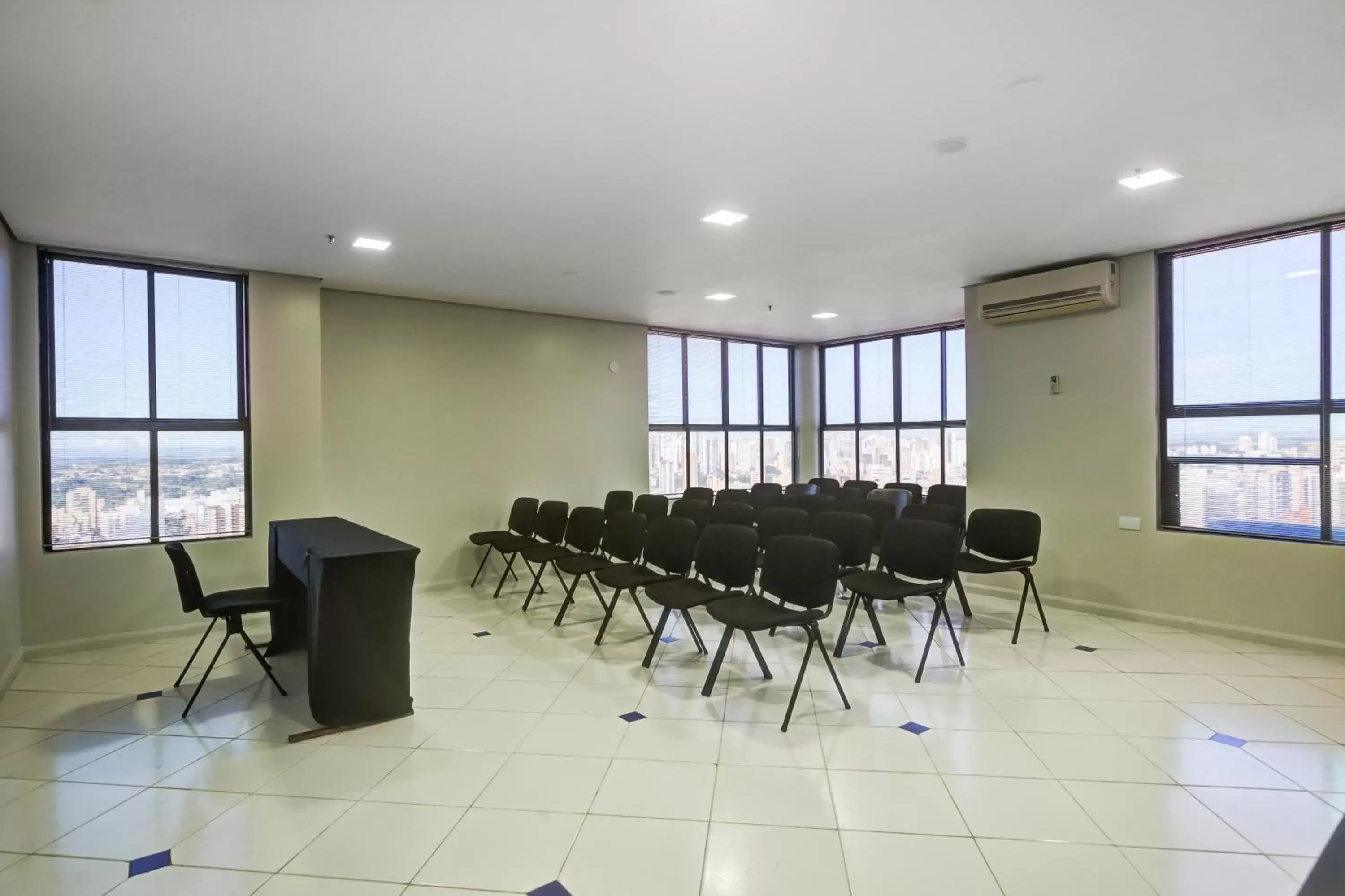 Meeting/conference room in Slaviero Londrina Flat