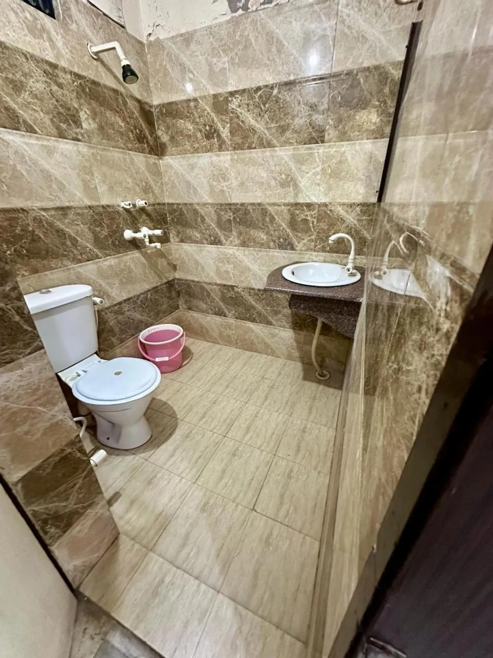 Bathroom in Hotel Sheela, 100m from Taj Mahal