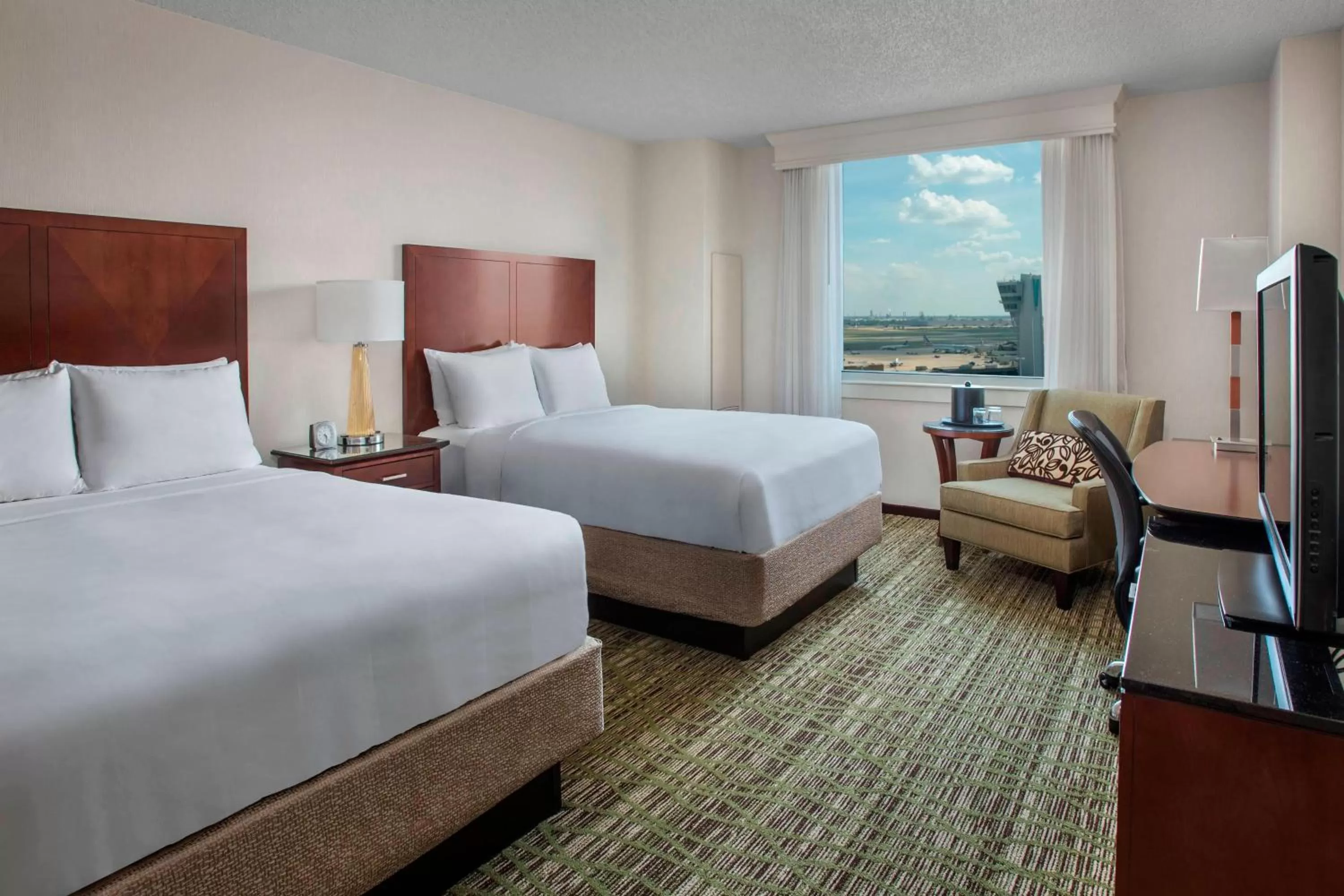 Photo of the whole room, Bed in Philadelphia Airport Marriott