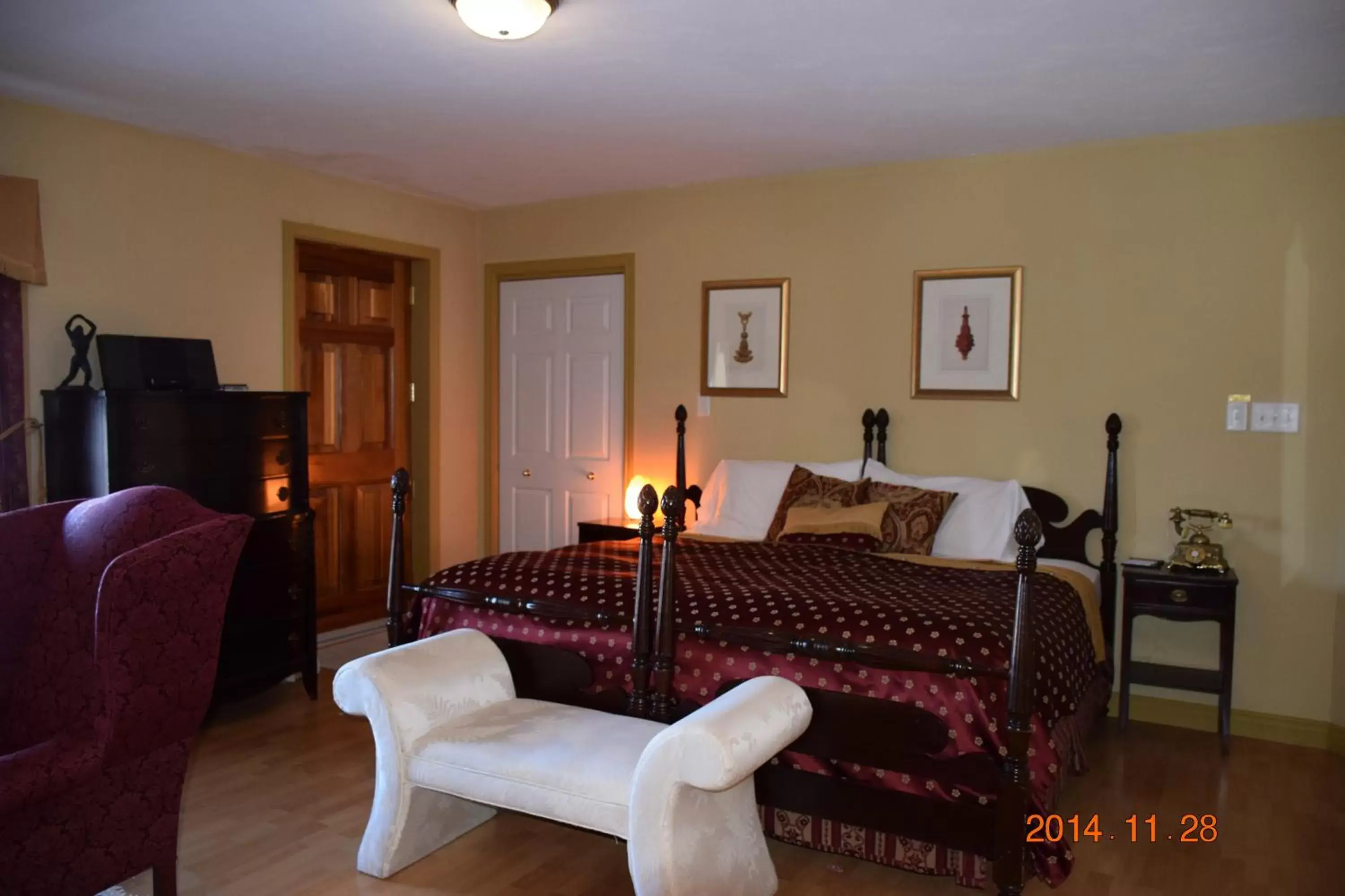 Photo of the whole room, Room Photo in Auberge Wild Rose Inn