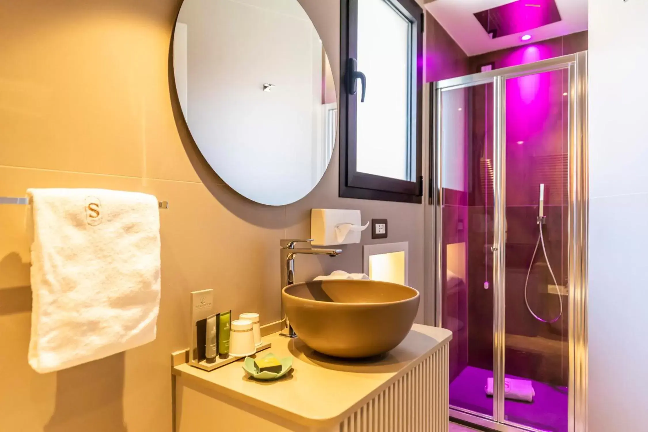 Bathroom in Solmaris Tropea Rooms & Suites