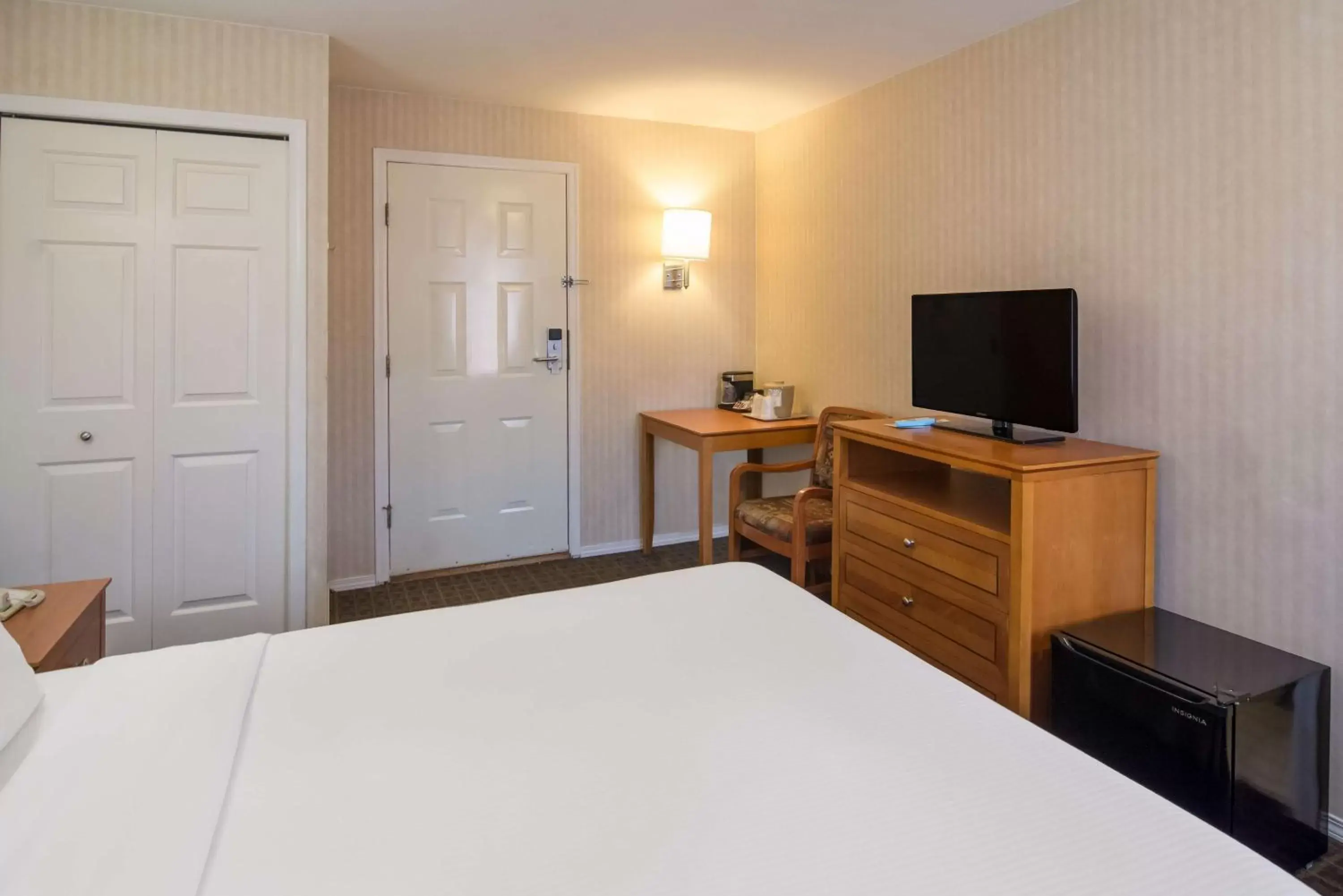 Bedroom, Bed in SureStay Hotel by Best Western North Vancouver Capilano