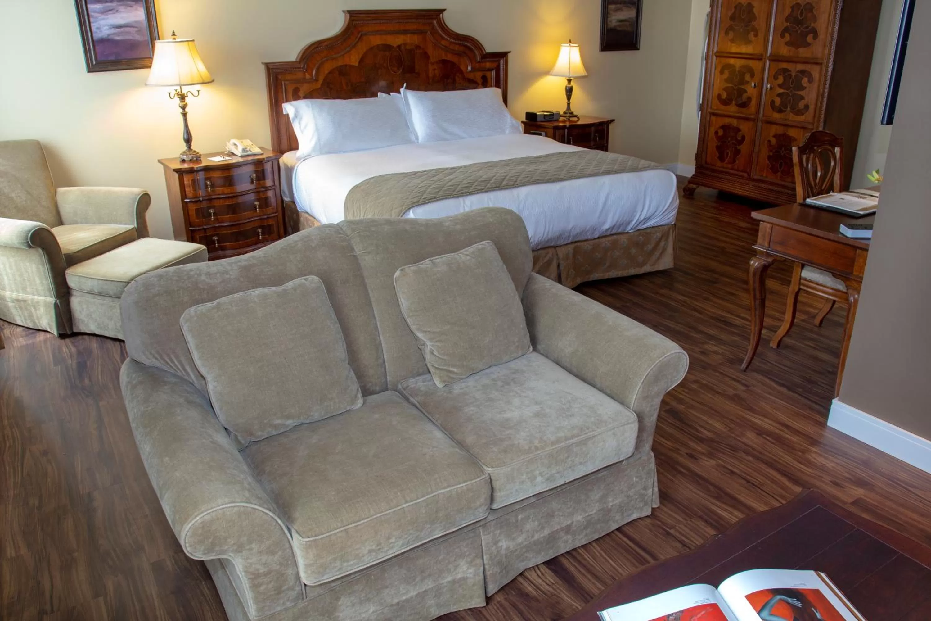 Seating area, Bed in Hotel Brossard
