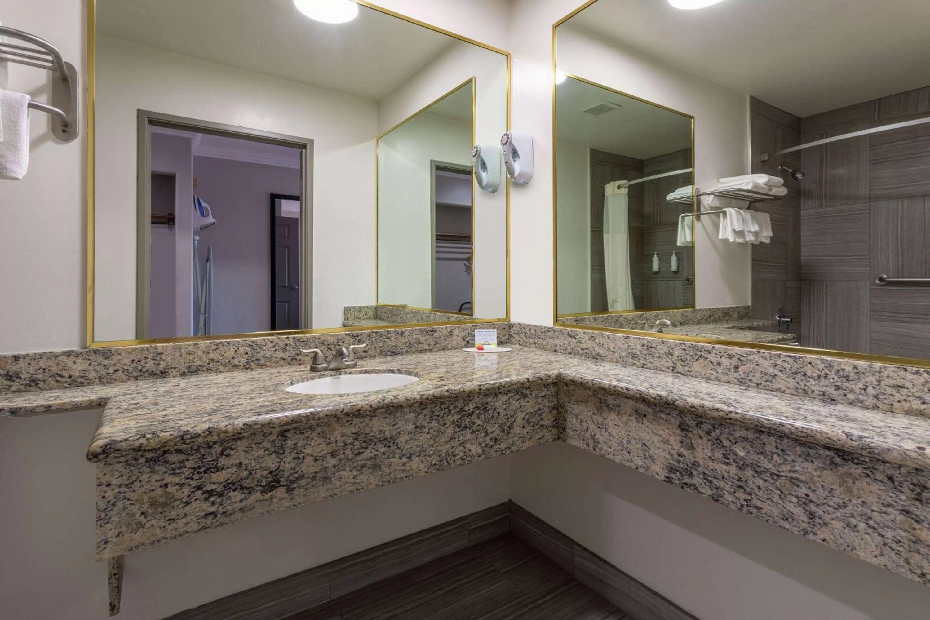 TV and multimedia in Days Inn by Wyndham Santa Monica