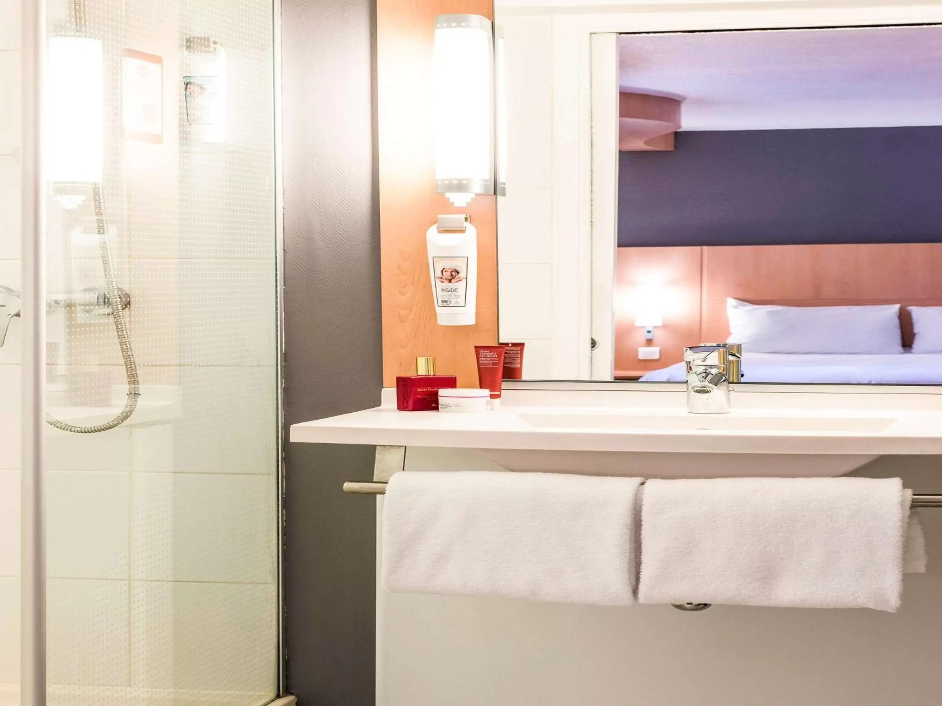 Photo of the whole room, Bathroom in ibis Bordeaux Centre Meriadeck