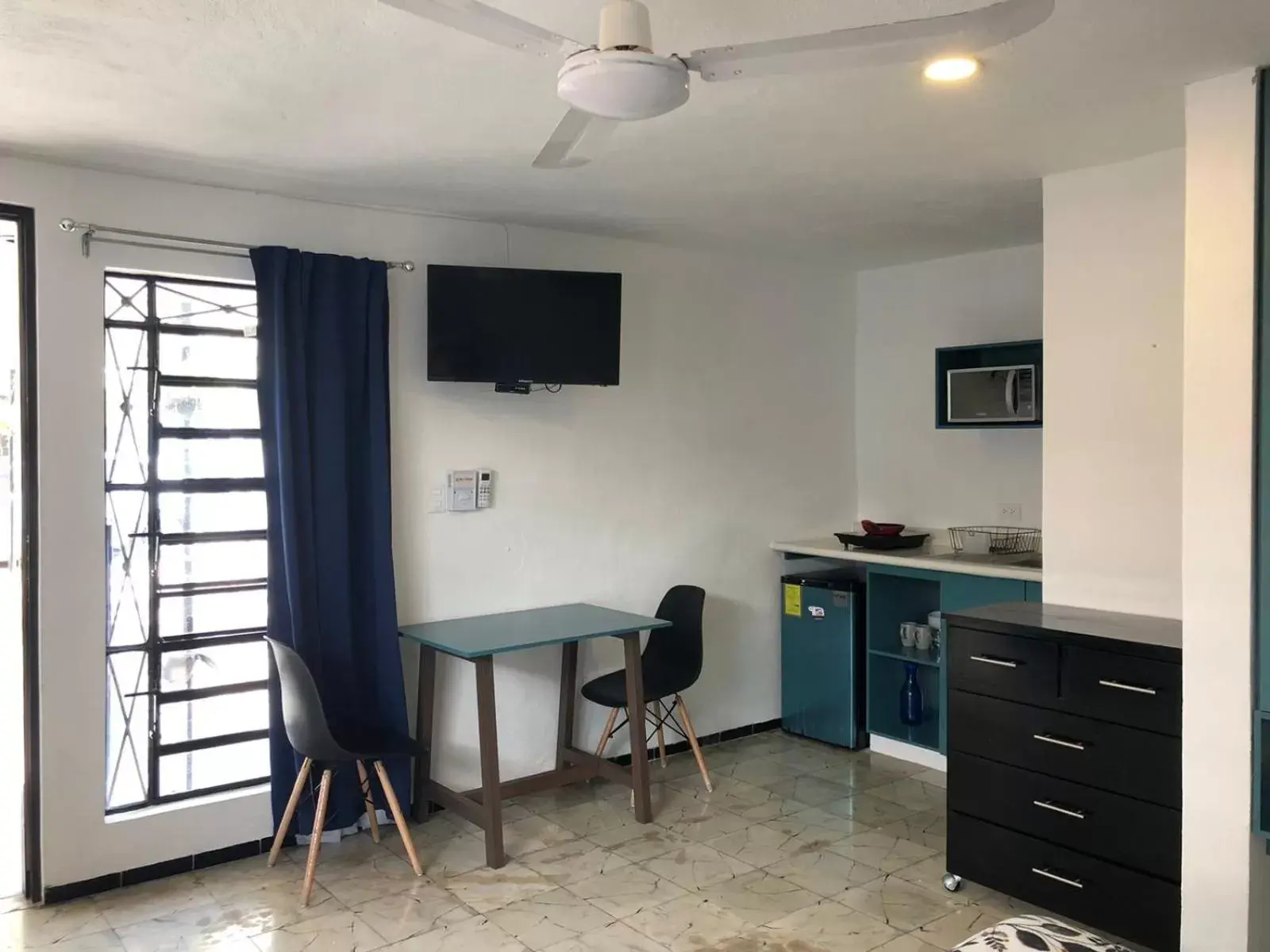 Kitchen or kitchenette, TV/Entertainment Center in Suites del Sureste - Mérida