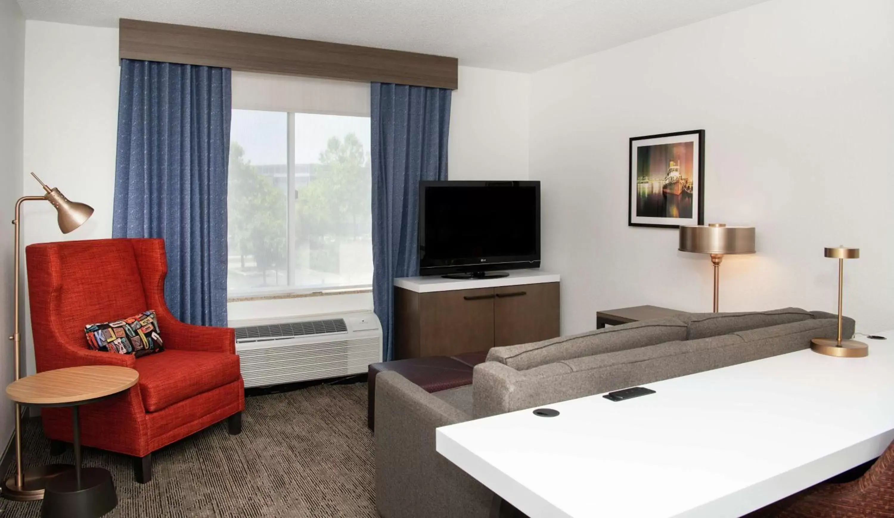 Bedroom, TV/Entertainment Center in Hilton Garden Inn BWI Airport