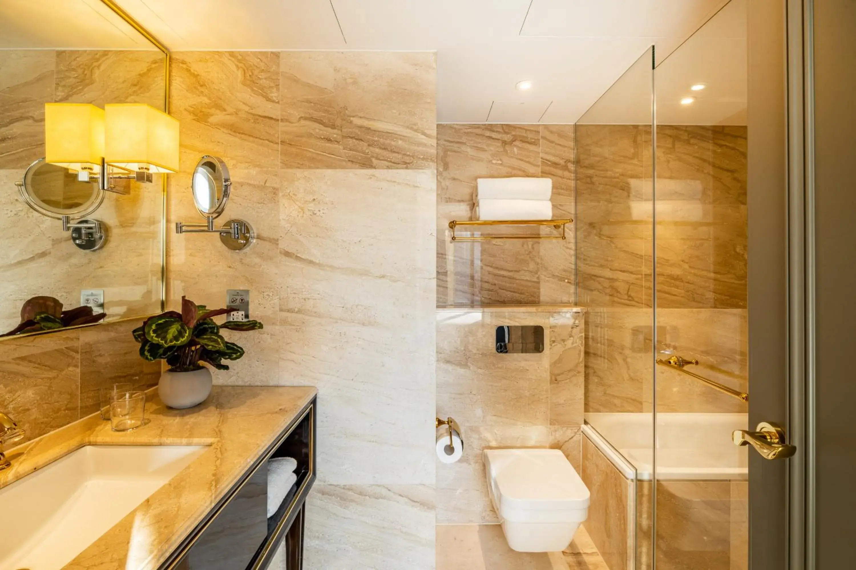 Shower, Bathroom in Hotel Saint London