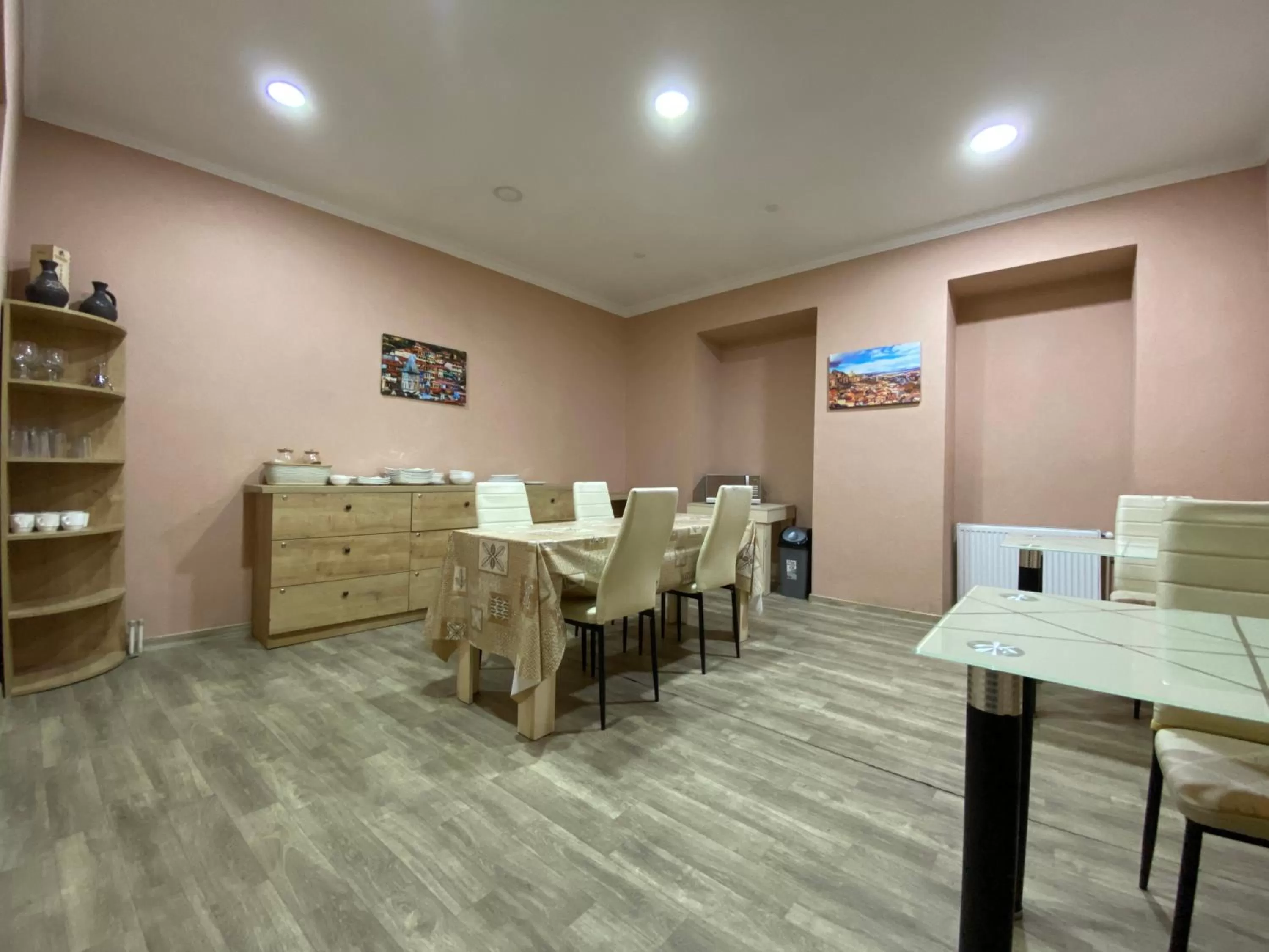 Restaurant/places to eat in Hotel Shalimar