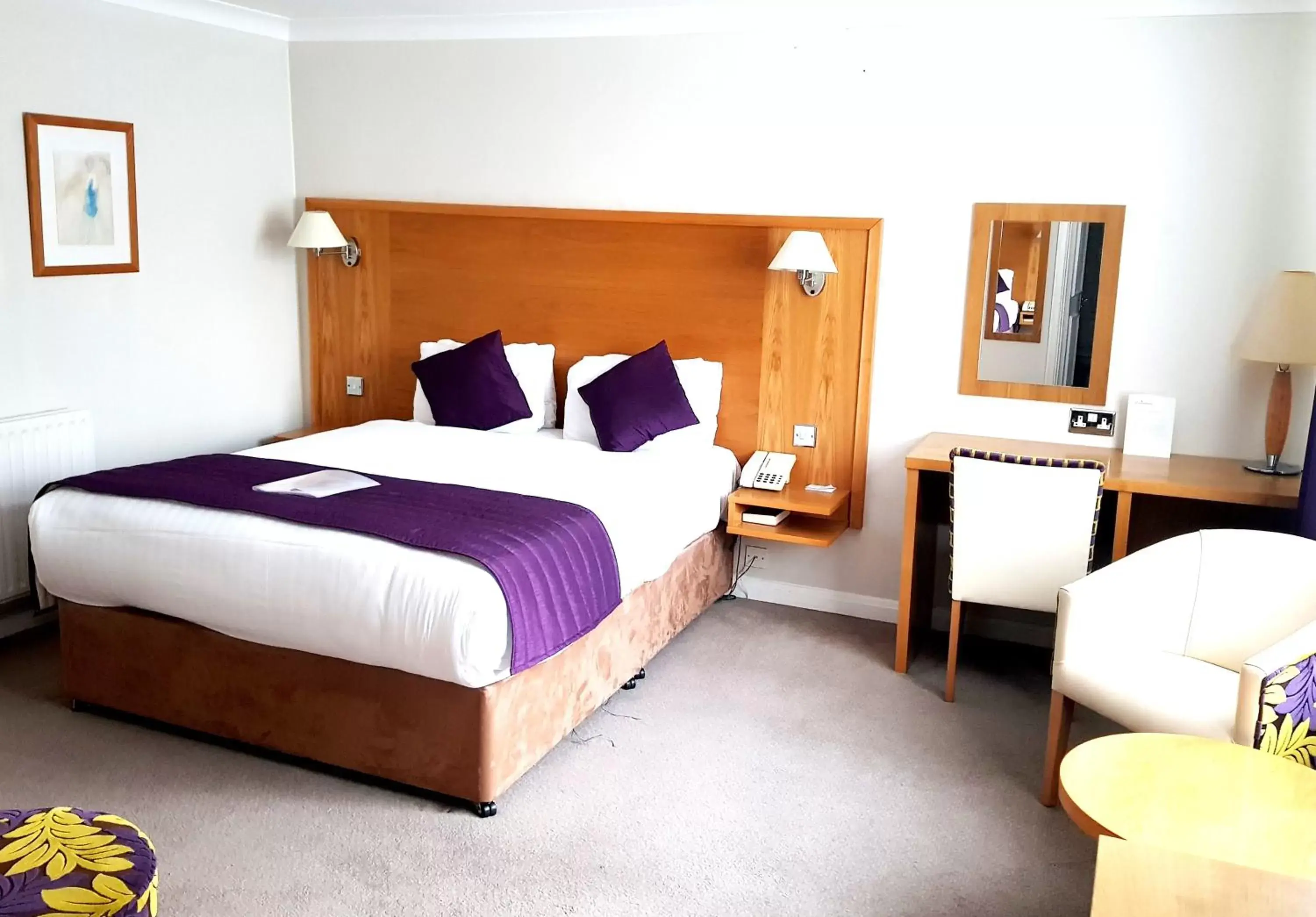 Photo of the whole room, Bed in The Chequers Hotel