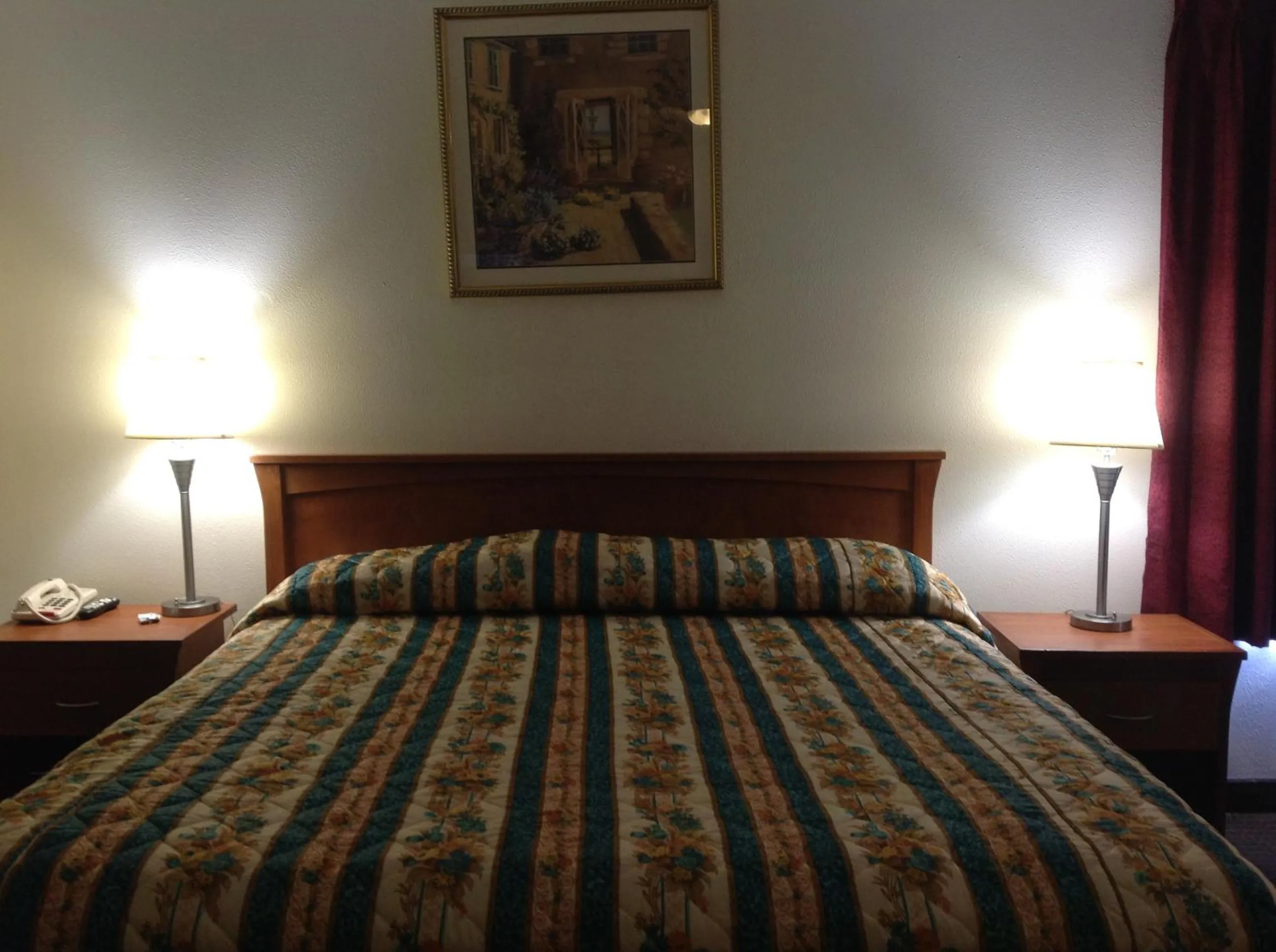Bed in Riverside Inn & Suites