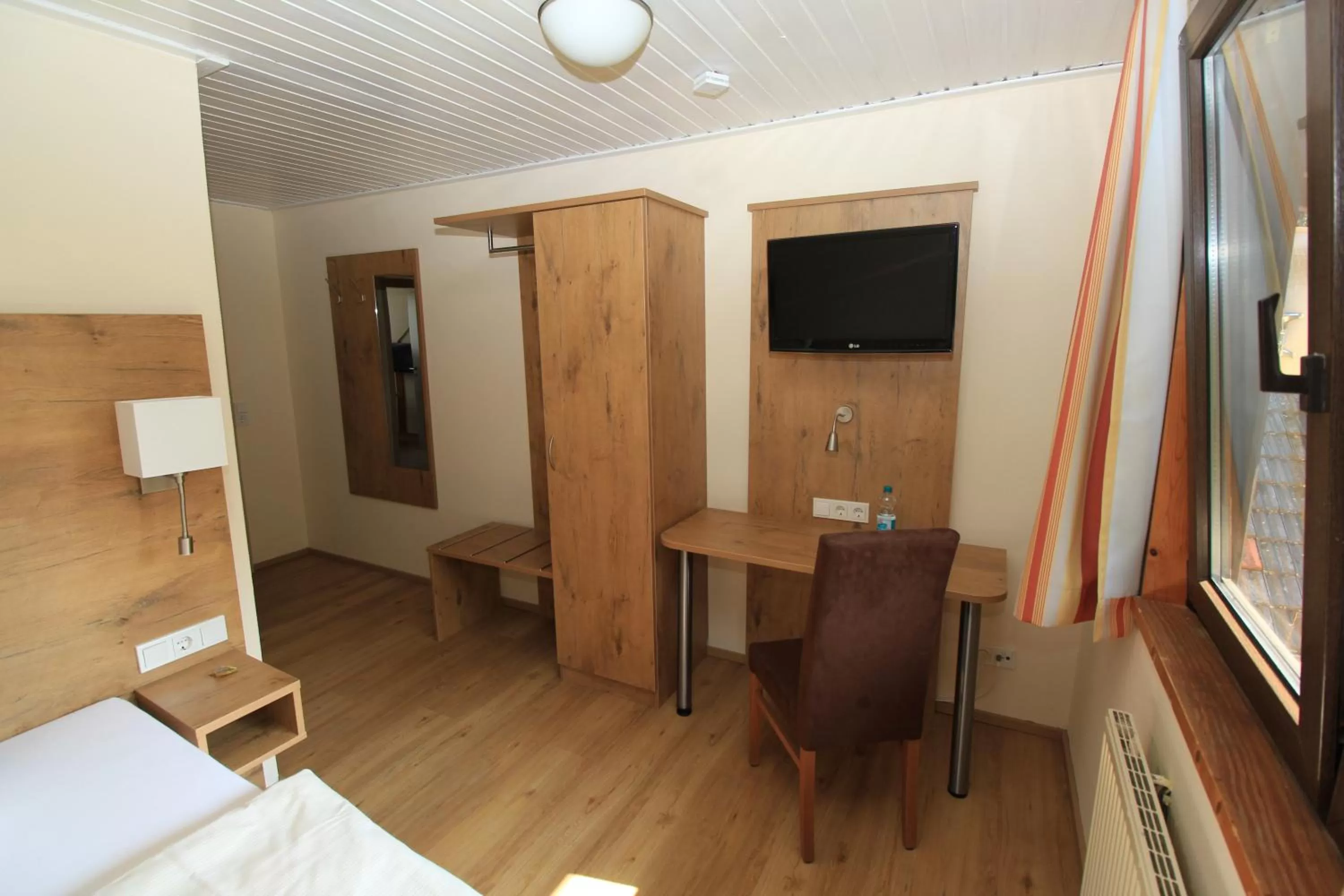 Bed in Waldhotel Albachmühle mit Albacher Stuben