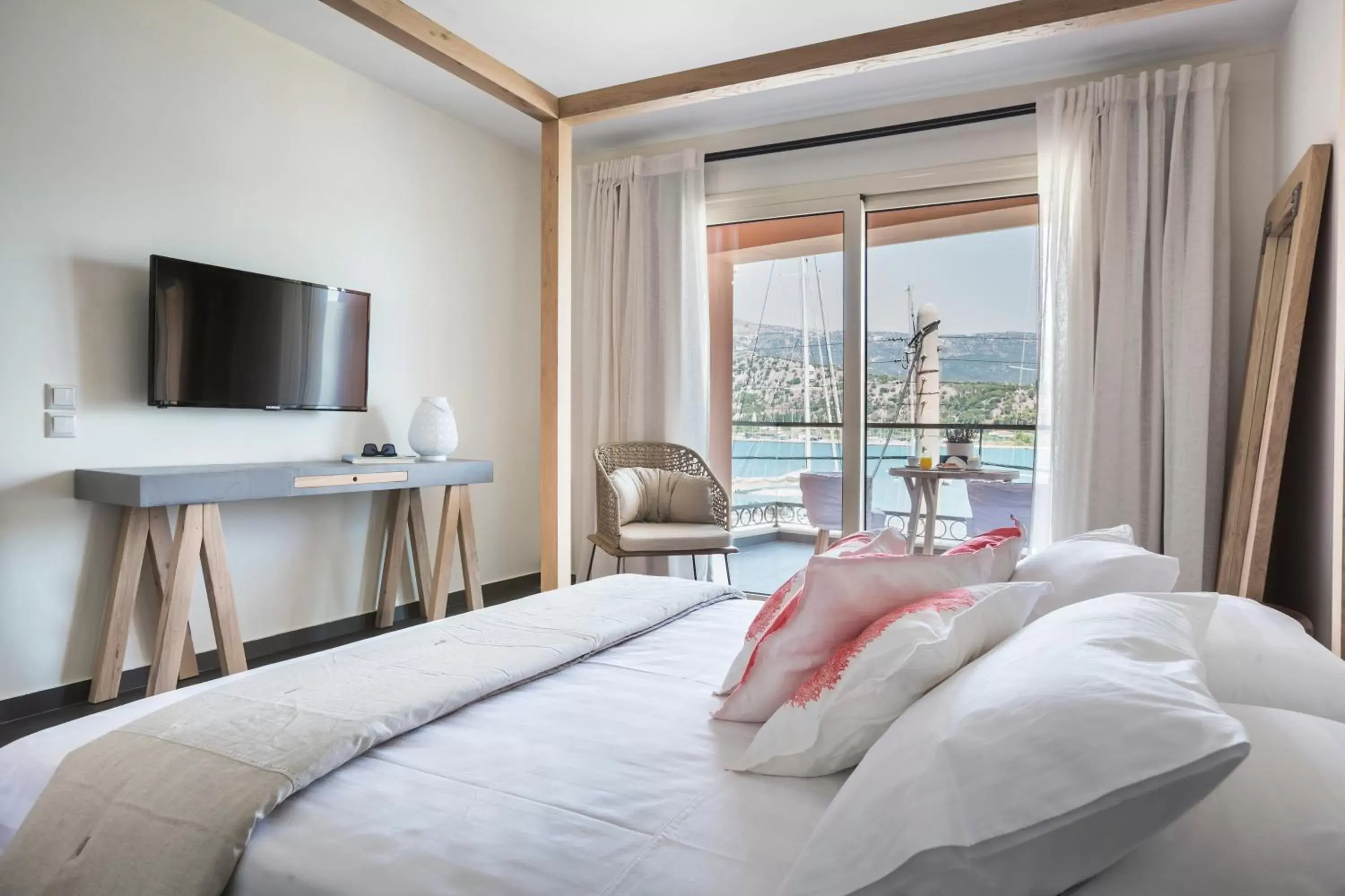 Bed, TV/Entertainment Center in Argostoli Marina Suites