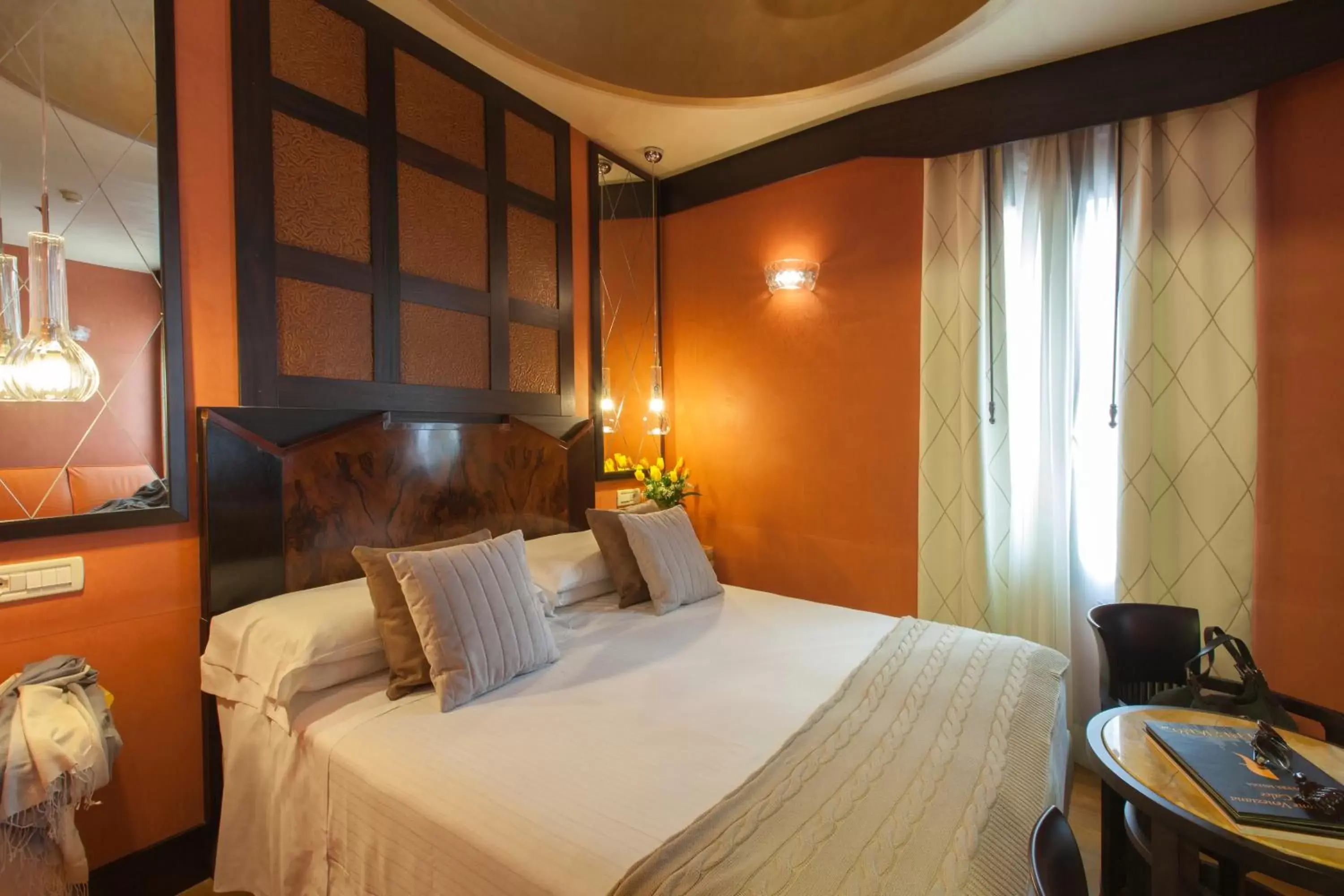 Bed in Hotel Saturnia & International