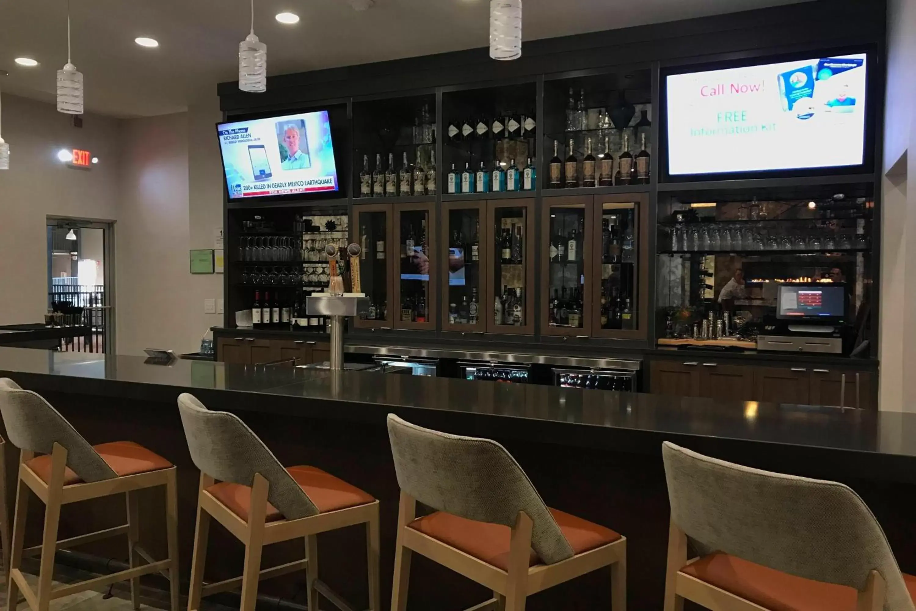 Lobby or reception, Lounge/Bar in Delta Hotels by Marriott Grand Rapids Airport