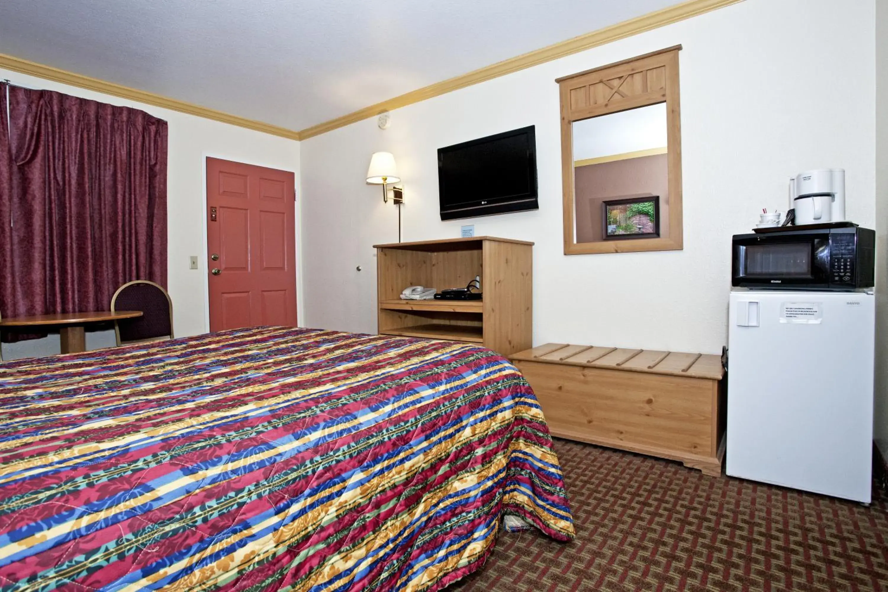 TV and multimedia, Bed in National 9 Inn - Placerville