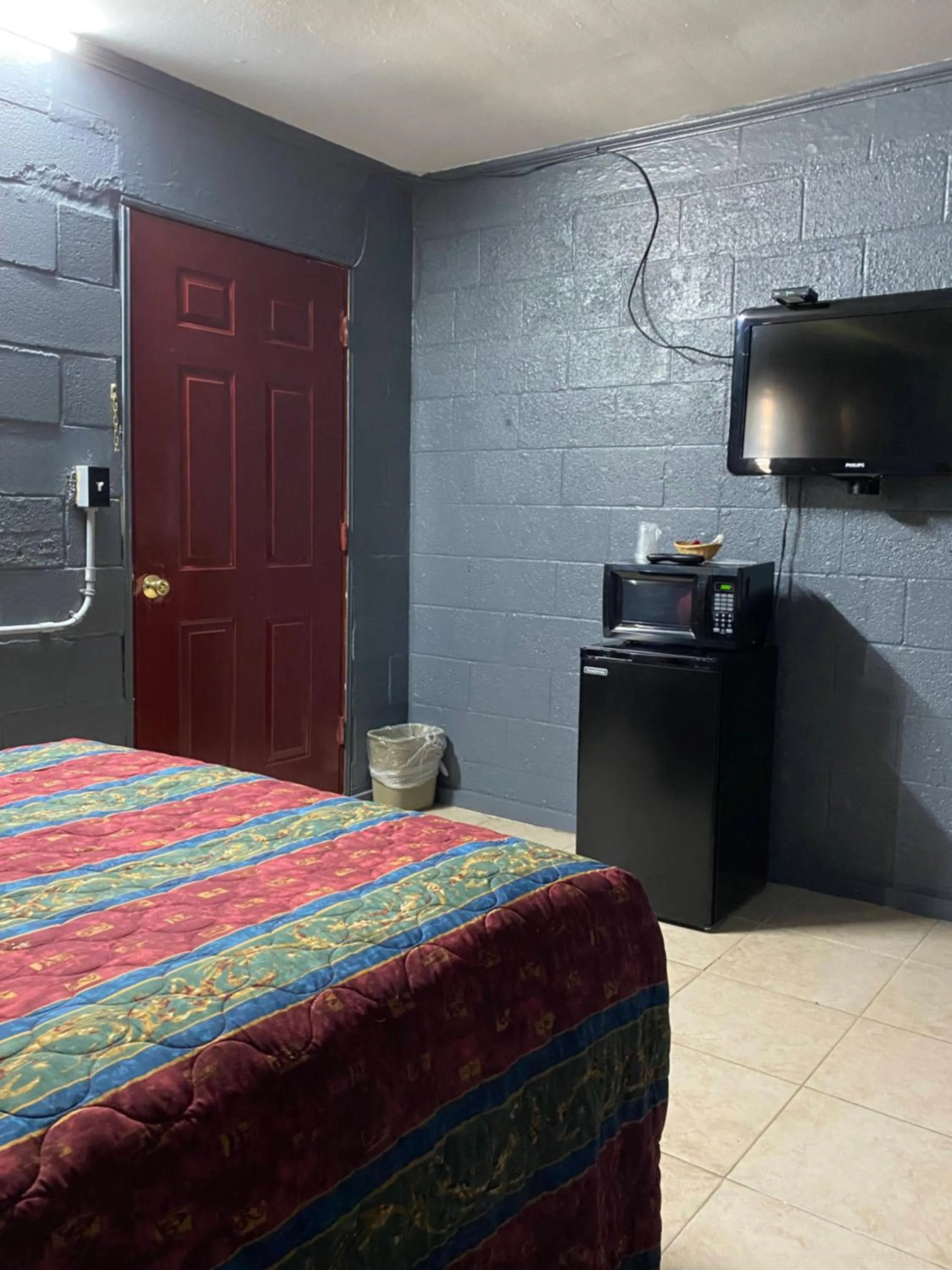 Bedroom in Budget Inn