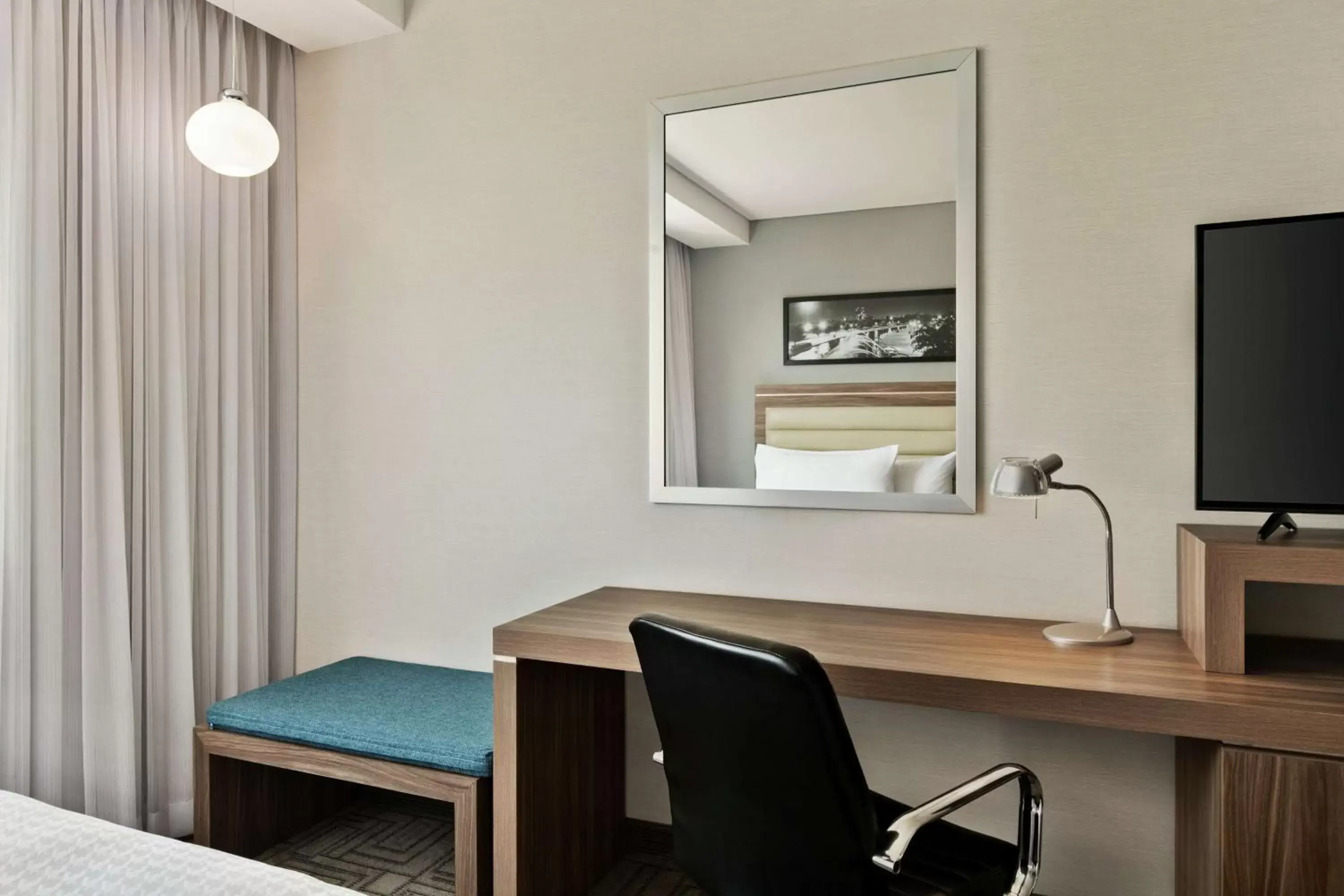 Bedroom, TV/Entertainment Center in Hampton Inn By Hilton Monterrey Apodaca