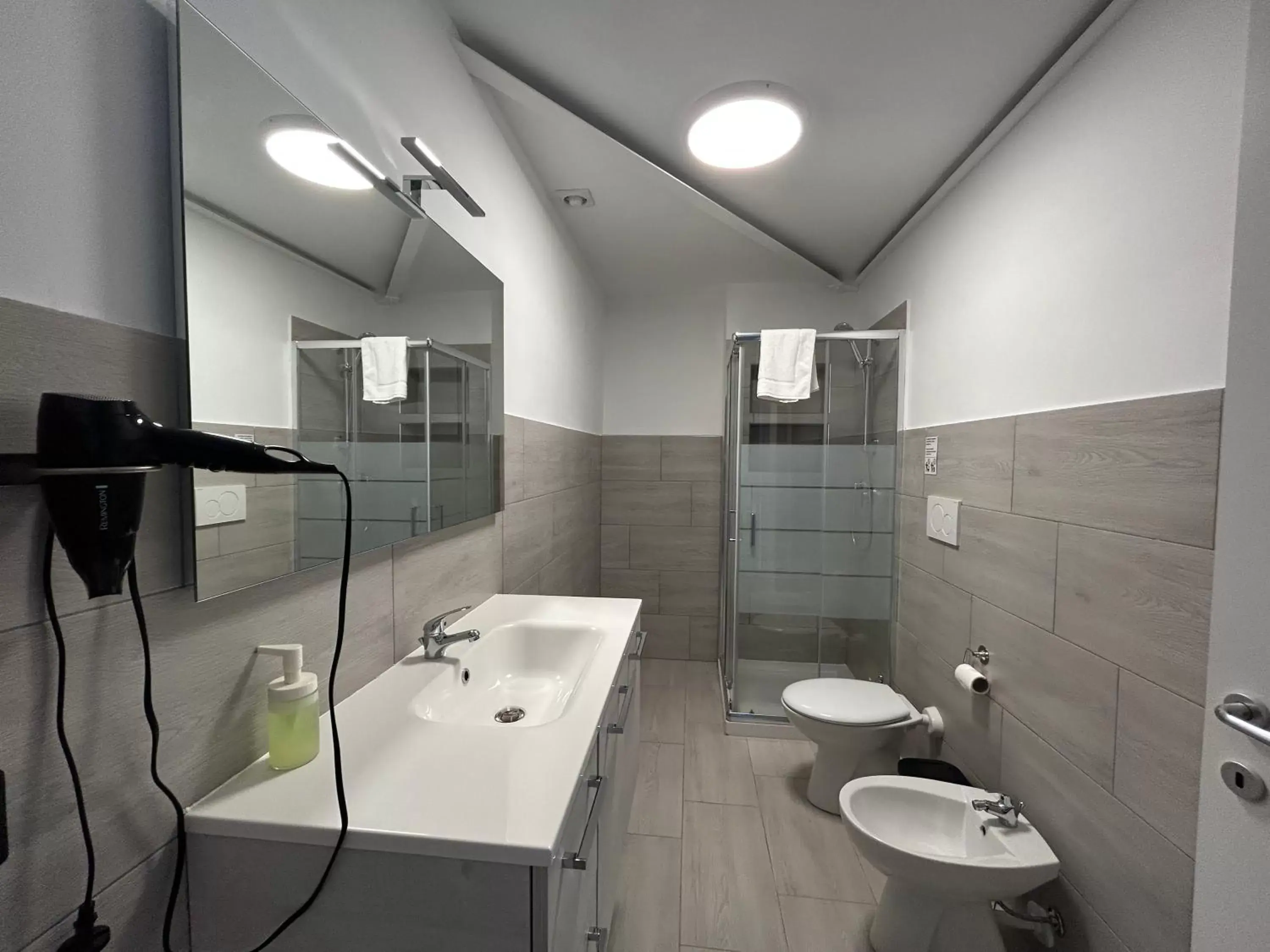 Shower, Bathroom in Corridoni33 - Immobili e Soluzioni Rent