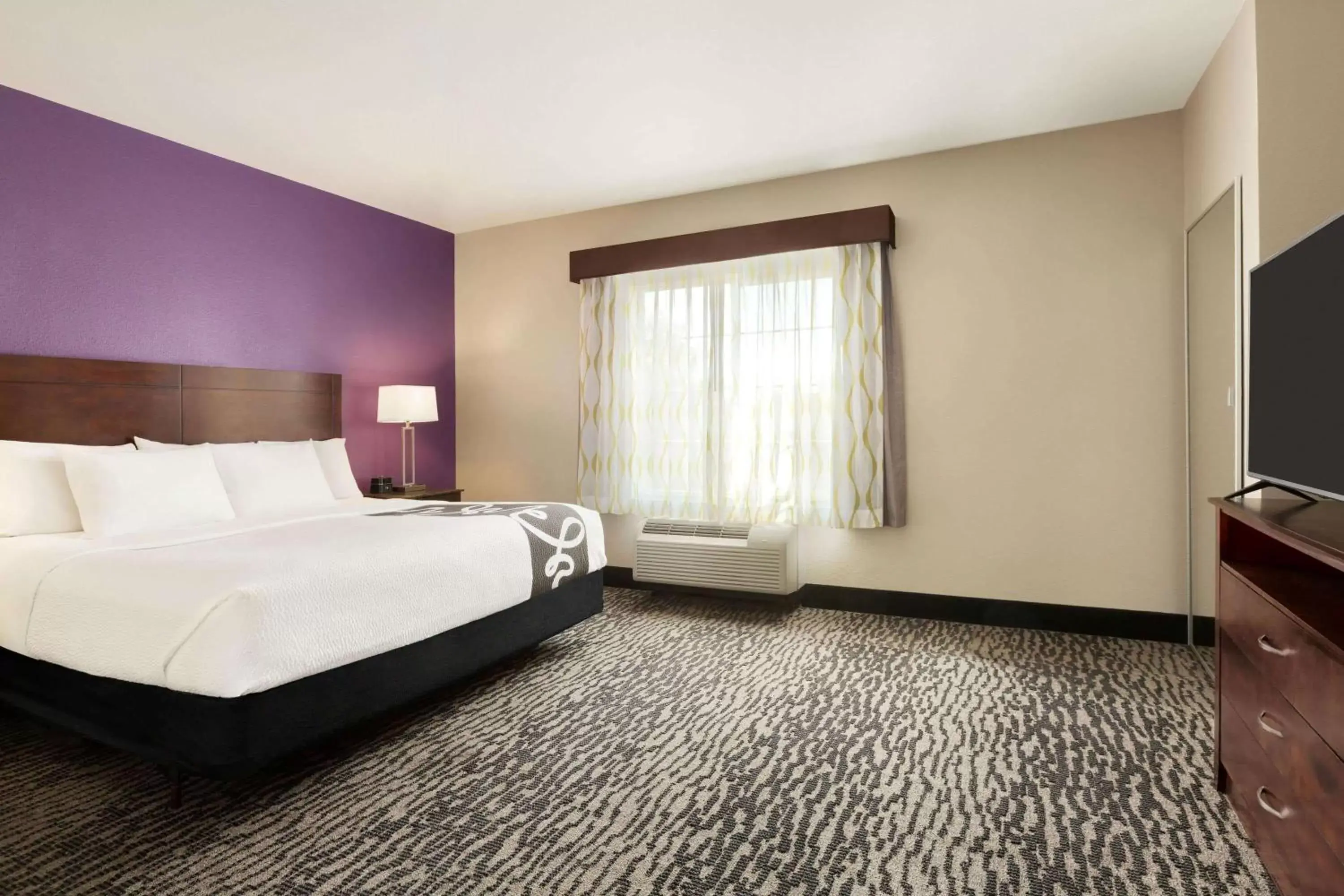 Photo of the whole room, Bed in La Quinta by Wyndham Fresno Northwest