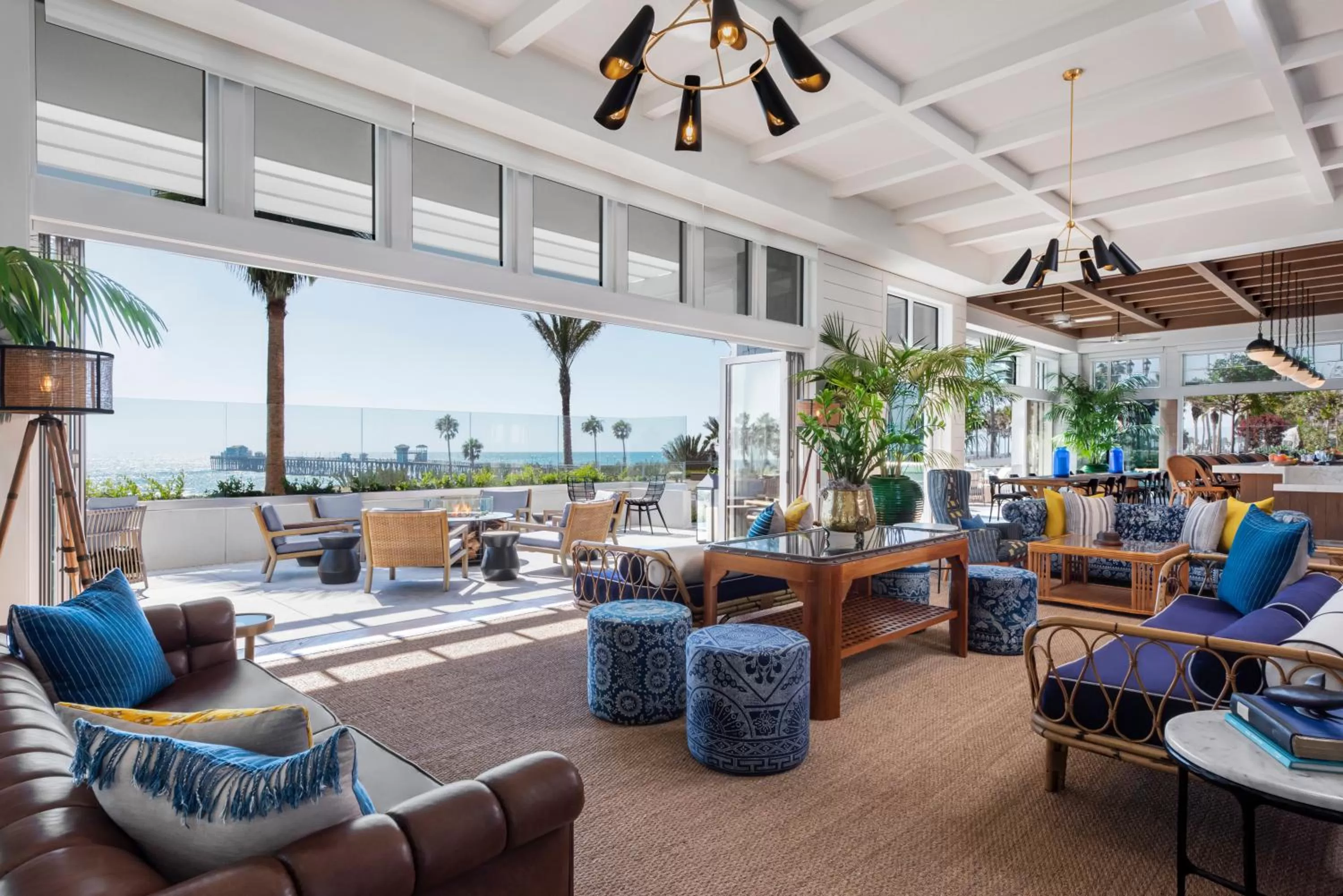 Lounge or bar in The Seabird Ocean Resort & Spa, Part of Destination Hotel by Hyatt