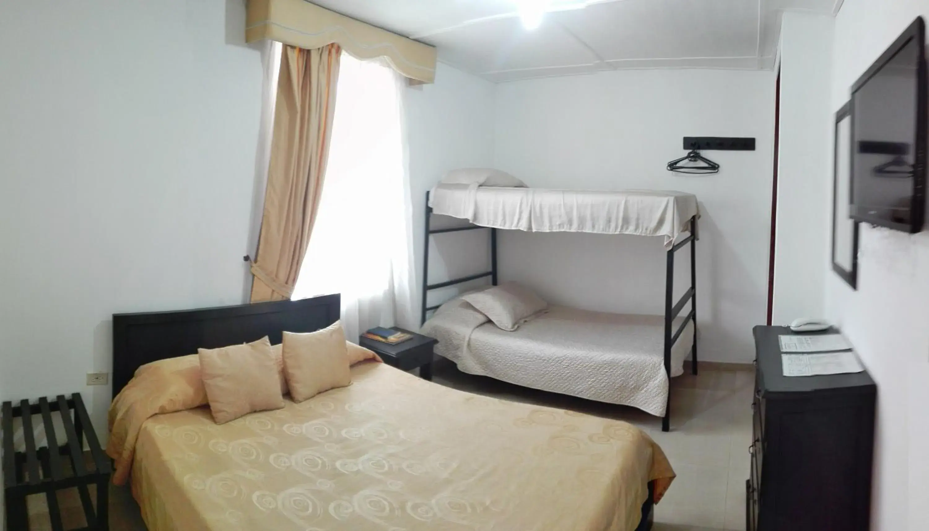 Shower, Bunk Bed in Hotel Popayan Plaza