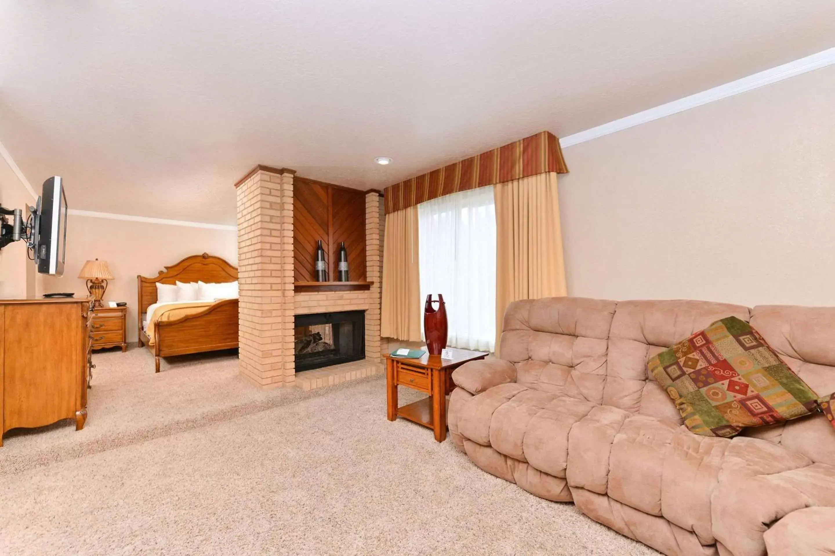 Photo of the whole room, Seating Area in Quality Inn Vernal near Dinosaur National Monument