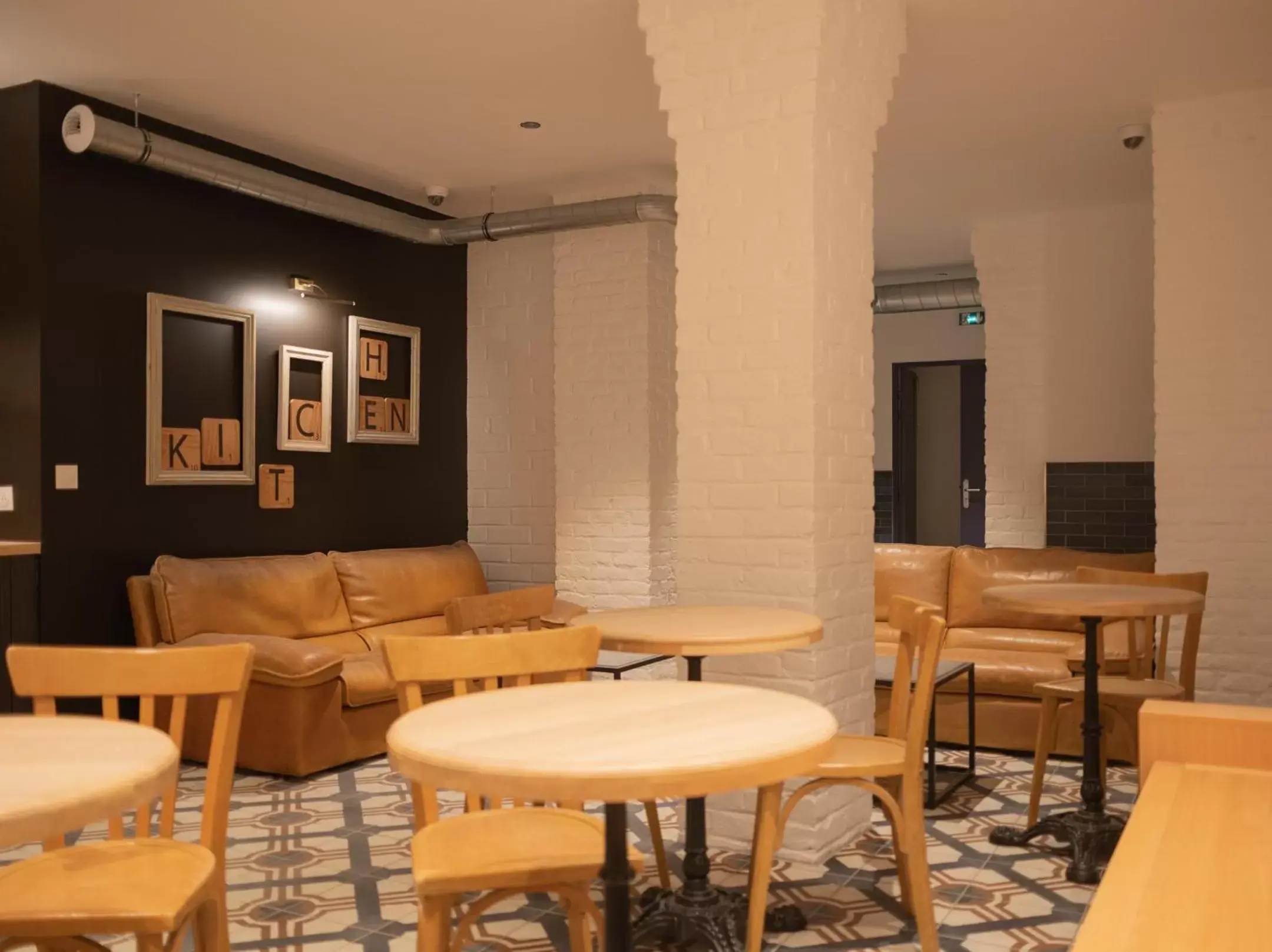Communal lounge/ TV room, Lounge/Bar in CALM Appart' & Hostel