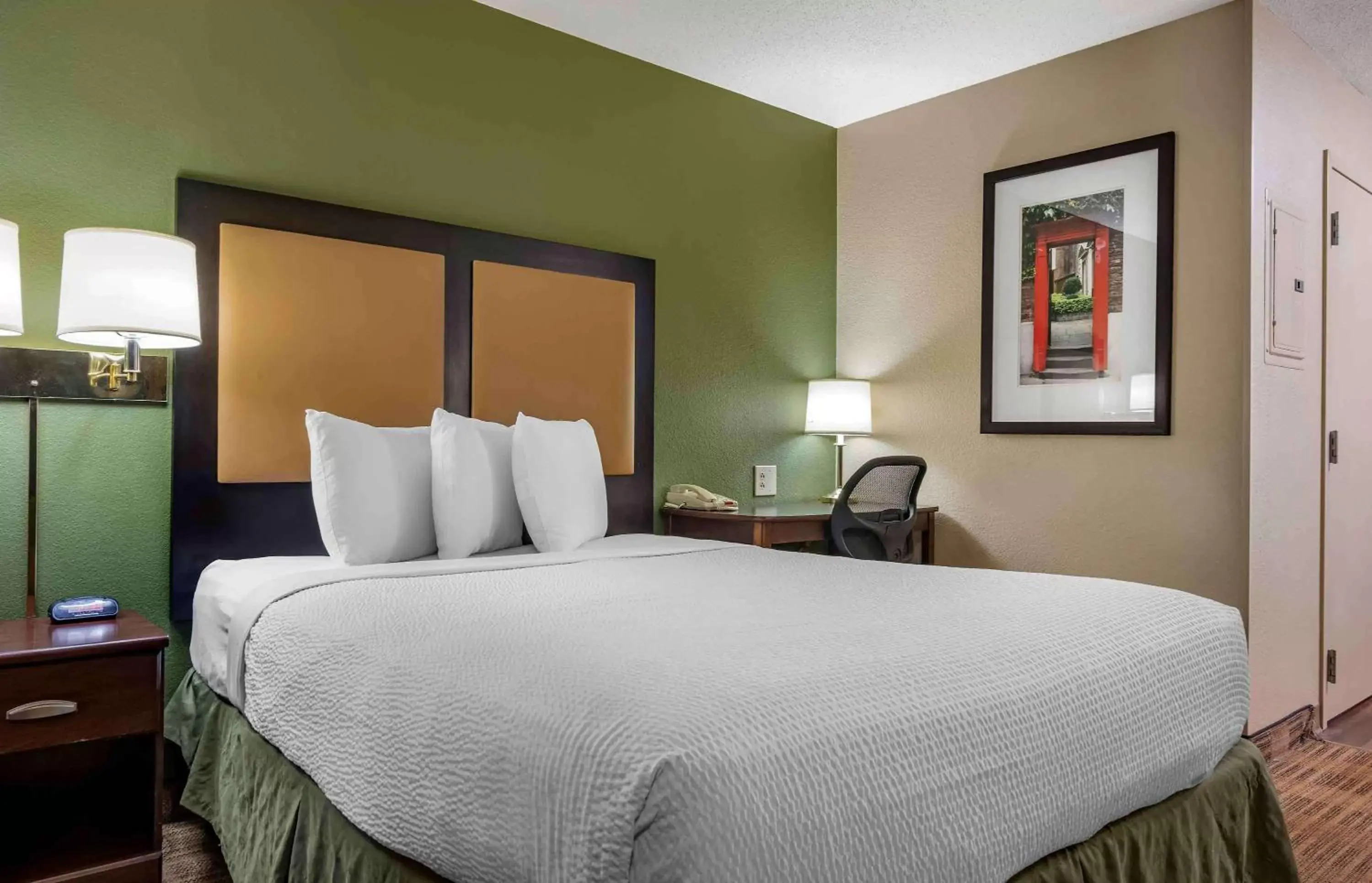 Bedroom, Bed in Extended Stay America Suites - Pittsburgh - West Mifflin