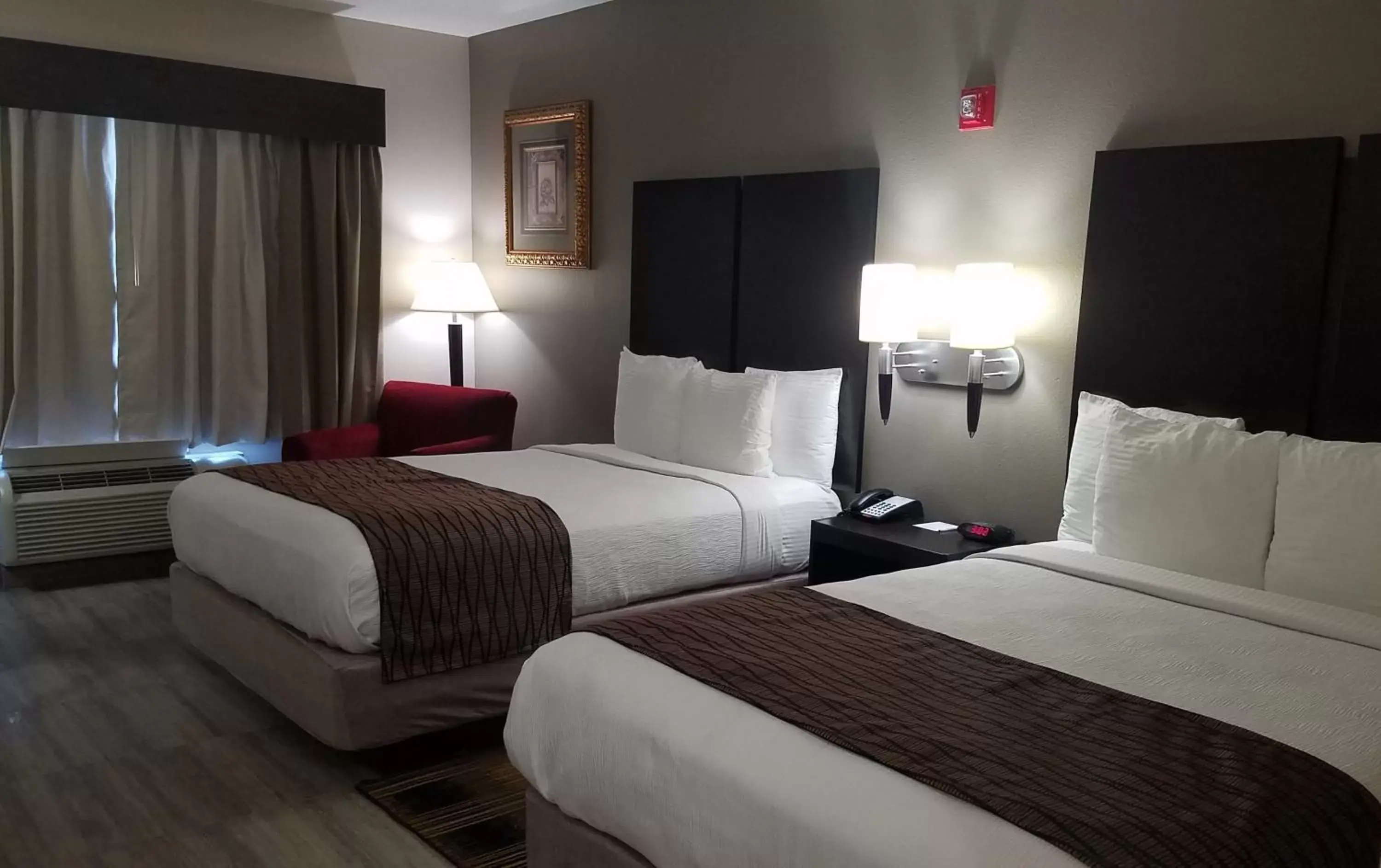 Decorative detail, Bed in Best Western Plus Heritage Inn Houston