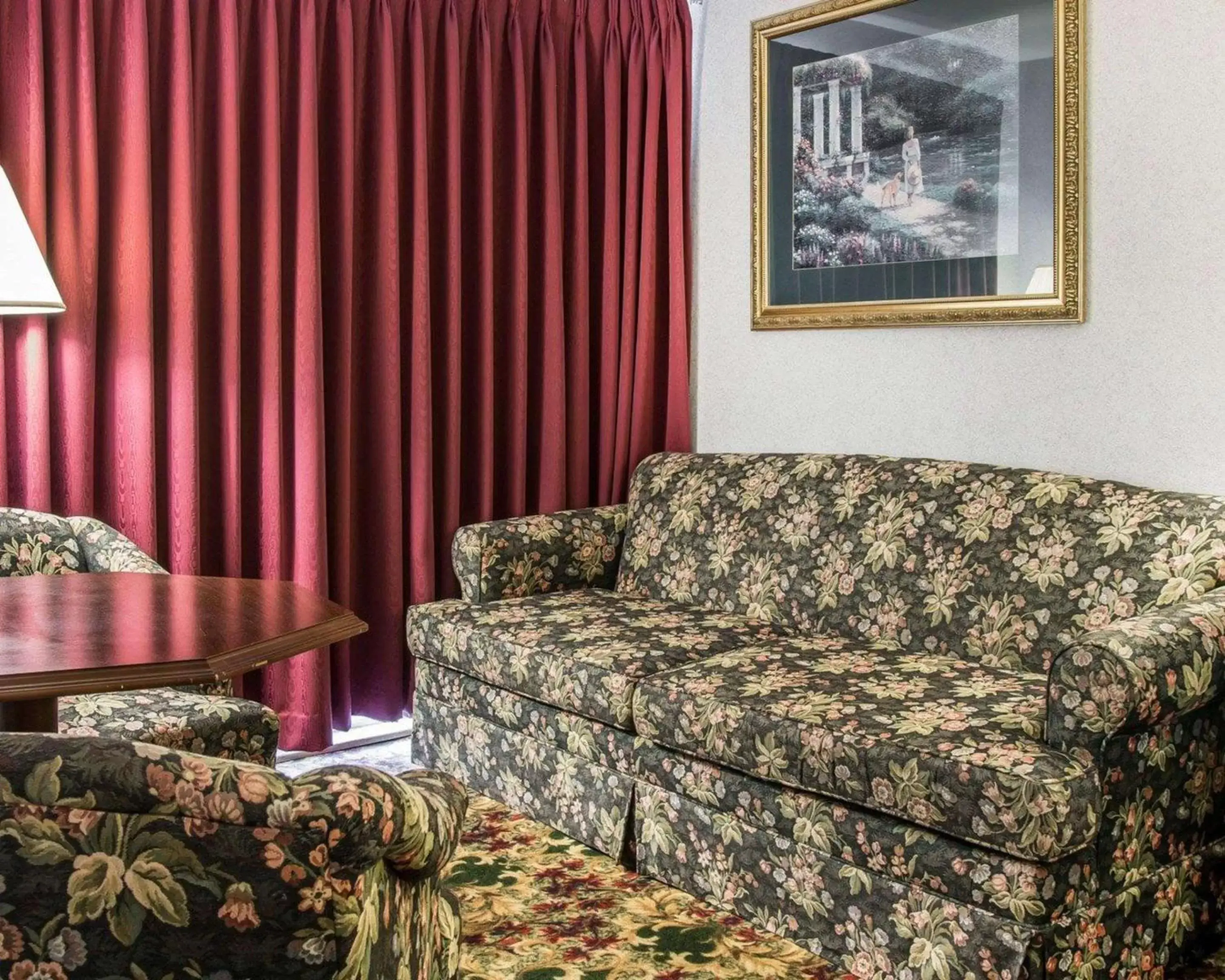 Photo of the whole room, Seating Area in Mackinaw City Clarion Hotel Beachfront