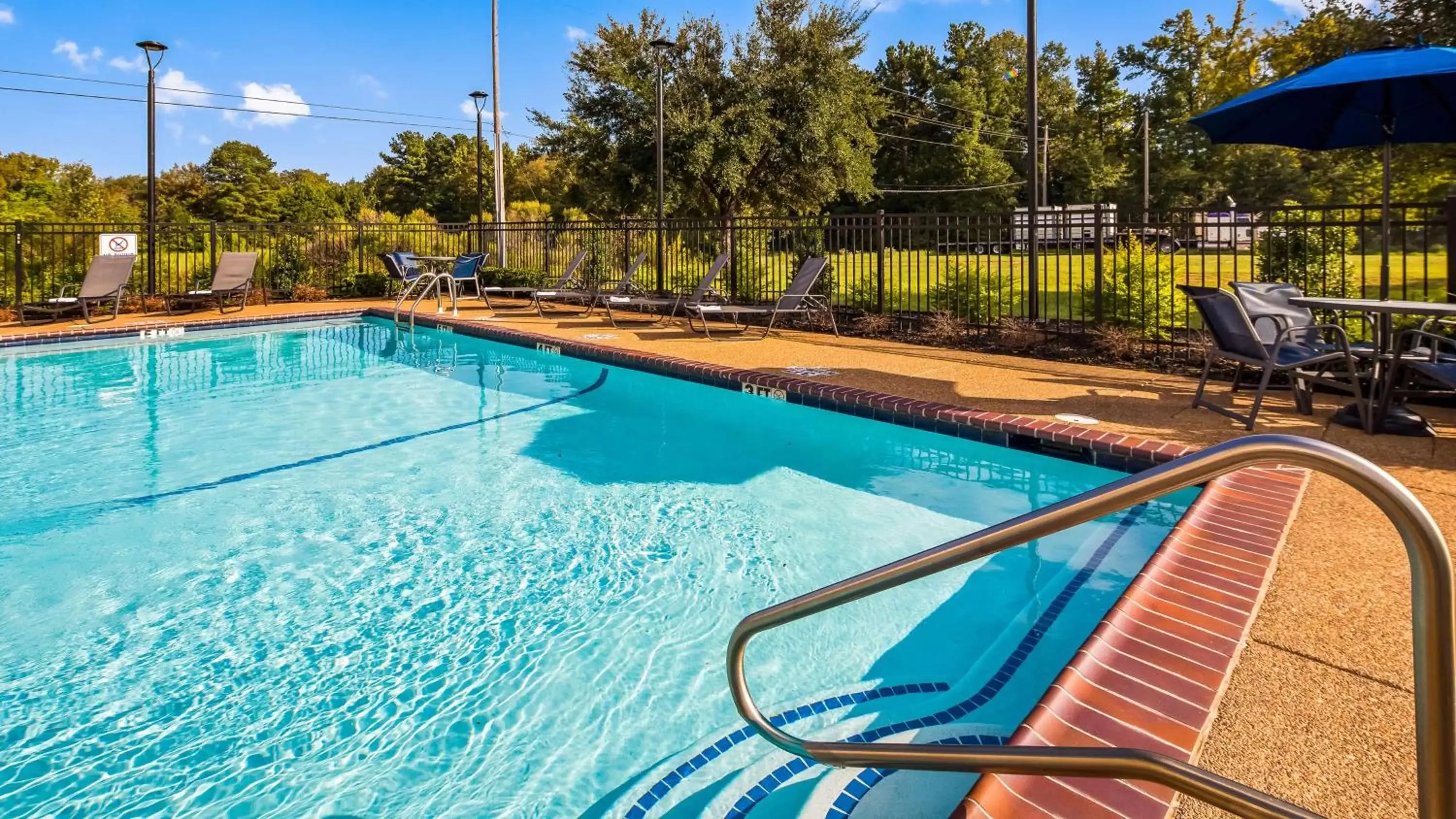 Activities, Swimming Pool in Best Western Plus Longview - University Hotel