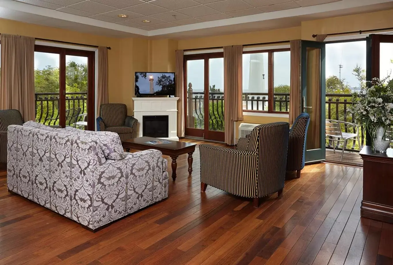 Living room, Seating Area in Ocean Inn & Suites