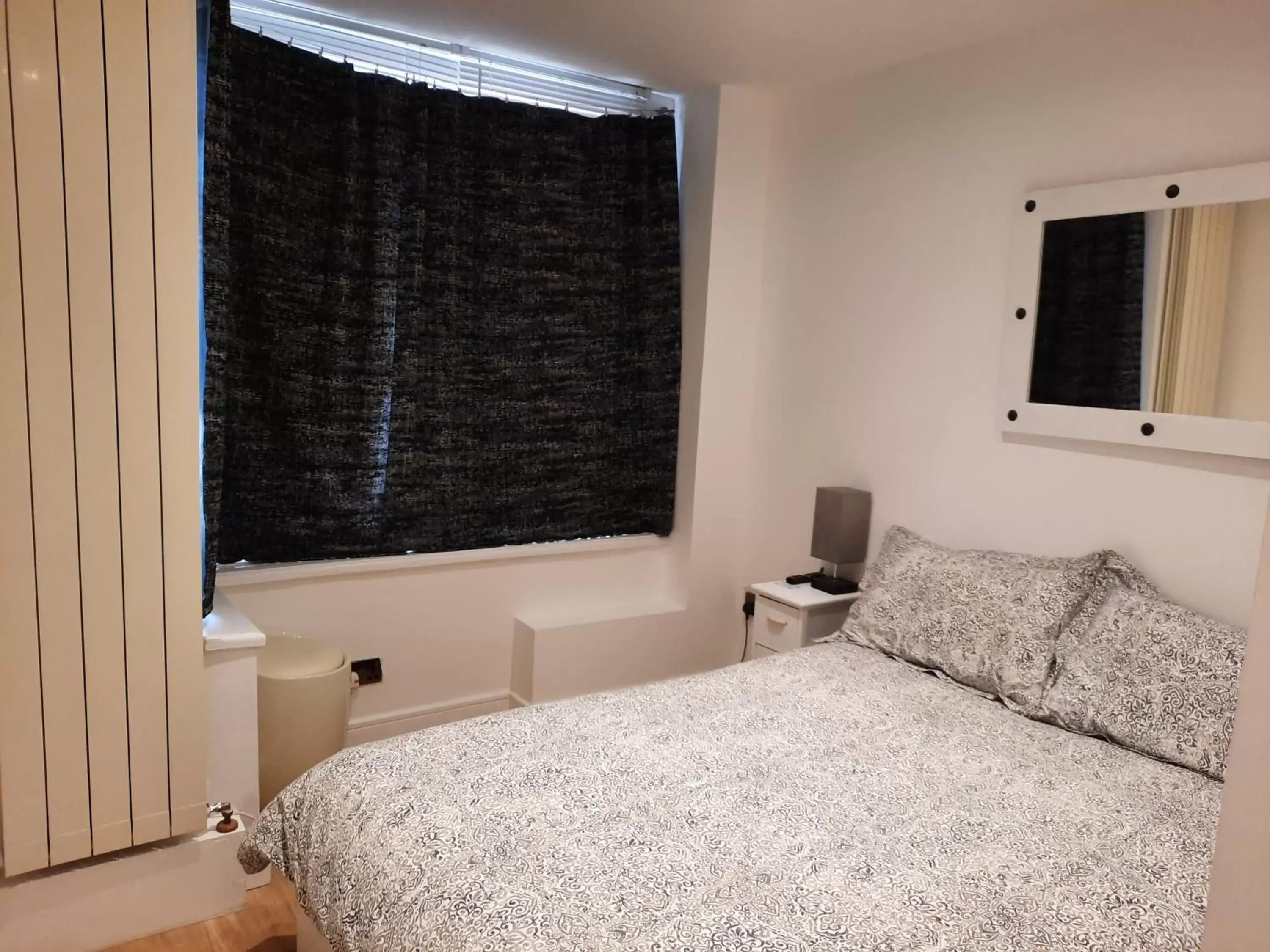 Bed in Lovely Home with full en-suite double bed rooms
