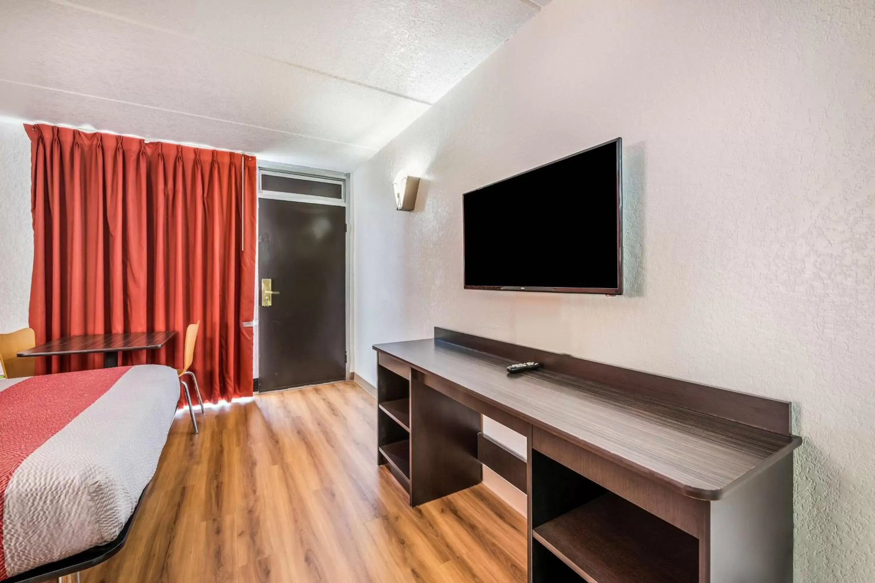 Photo of the whole room, TV/Entertainment Center in Motel 6-Henderson, TX