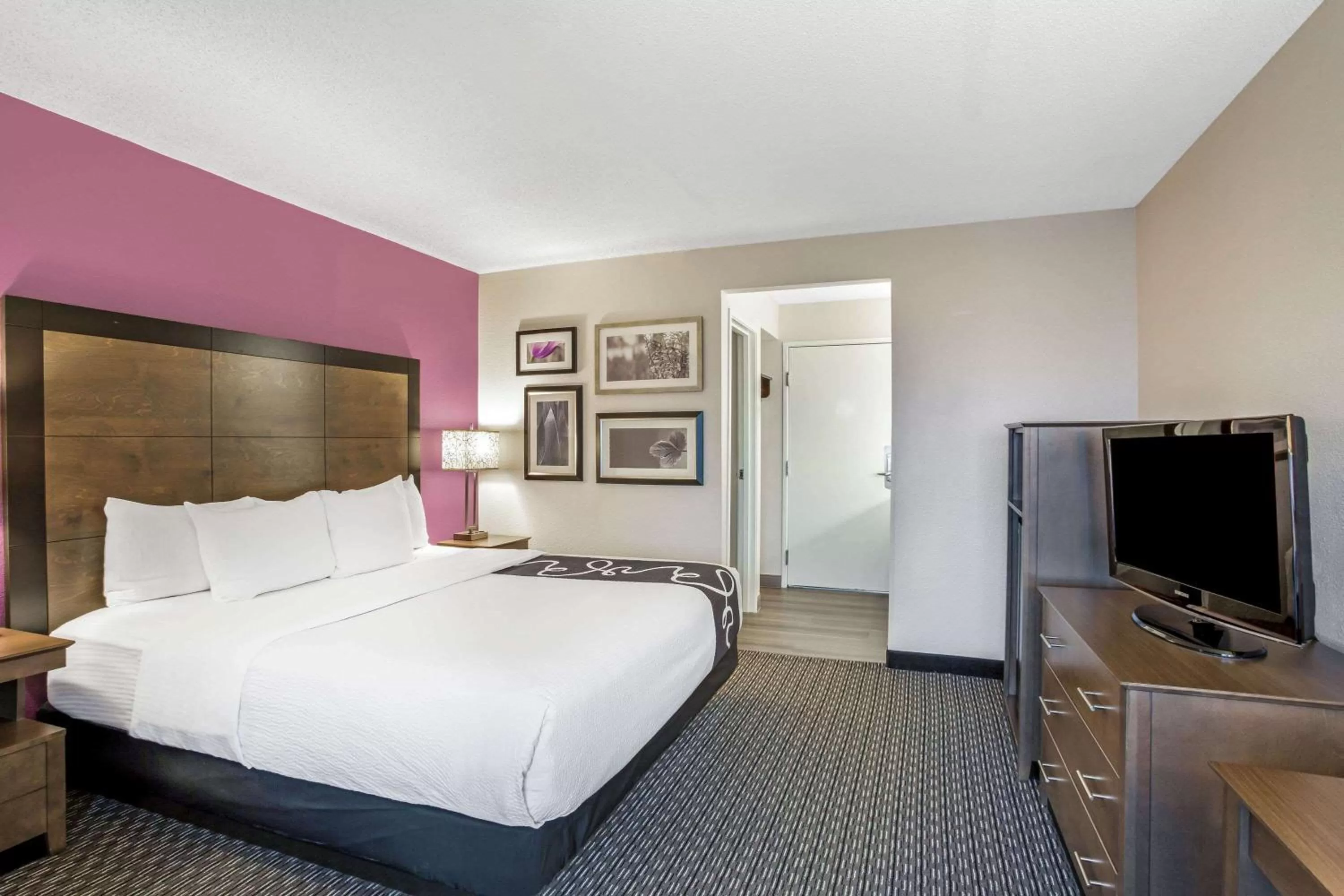 Photo of the whole room, Bed in La Quinta by Wyndham Hartford Bradley Airport