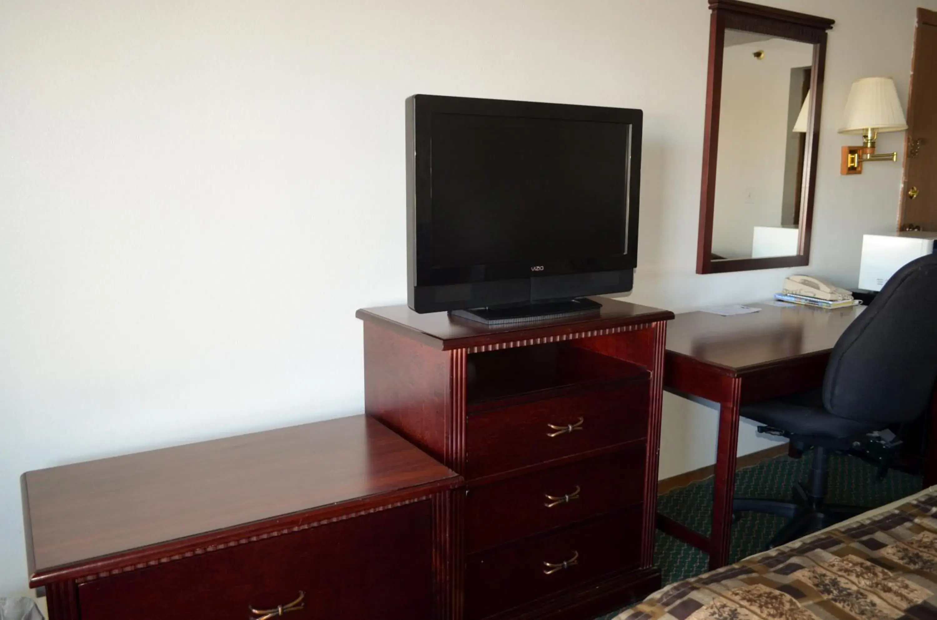 TV and multimedia, TV/Entertainment Center in National 9 Inn Price