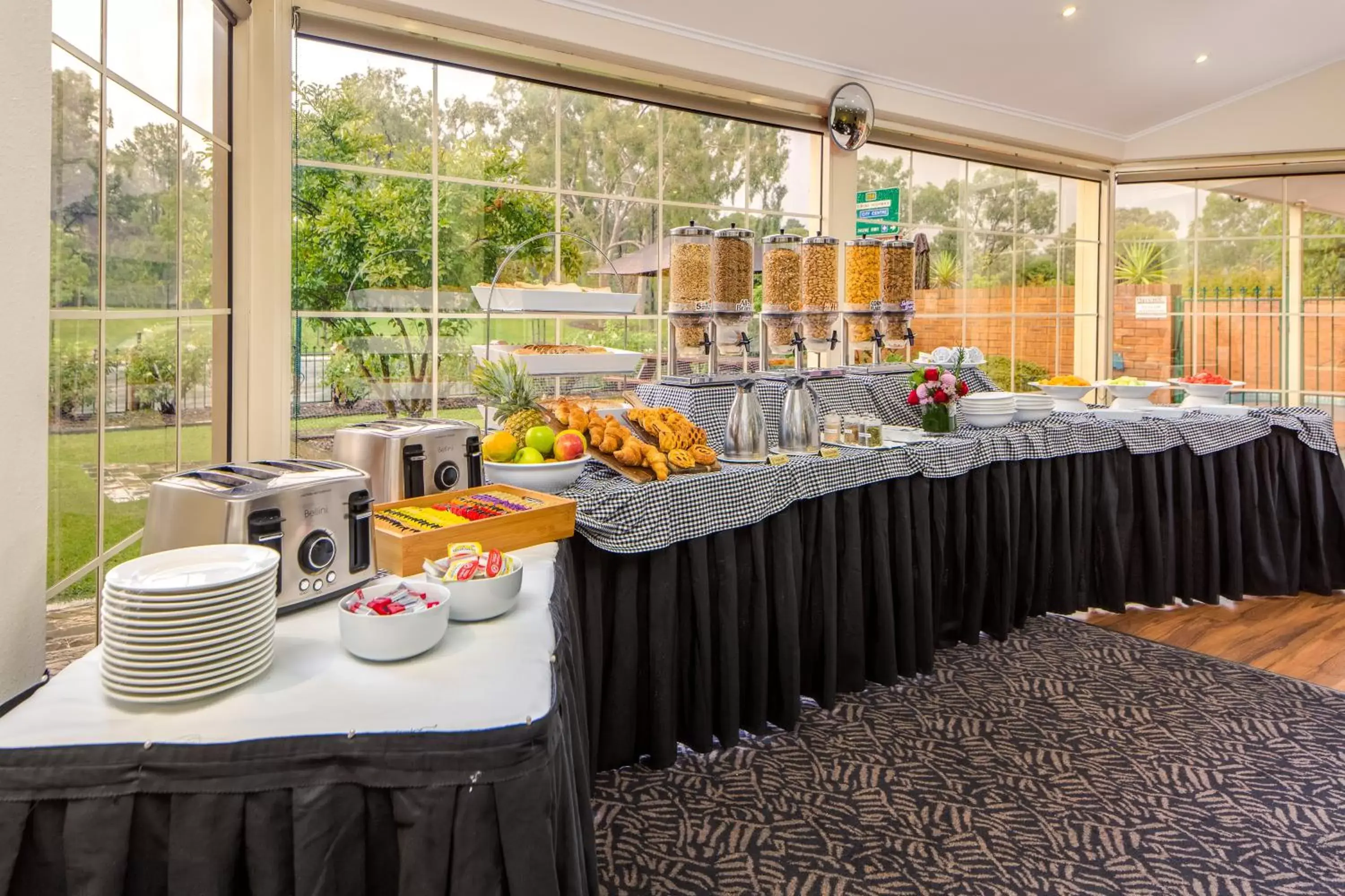 Restaurant/places to eat in Best Western Plus Hovell Tree Inn