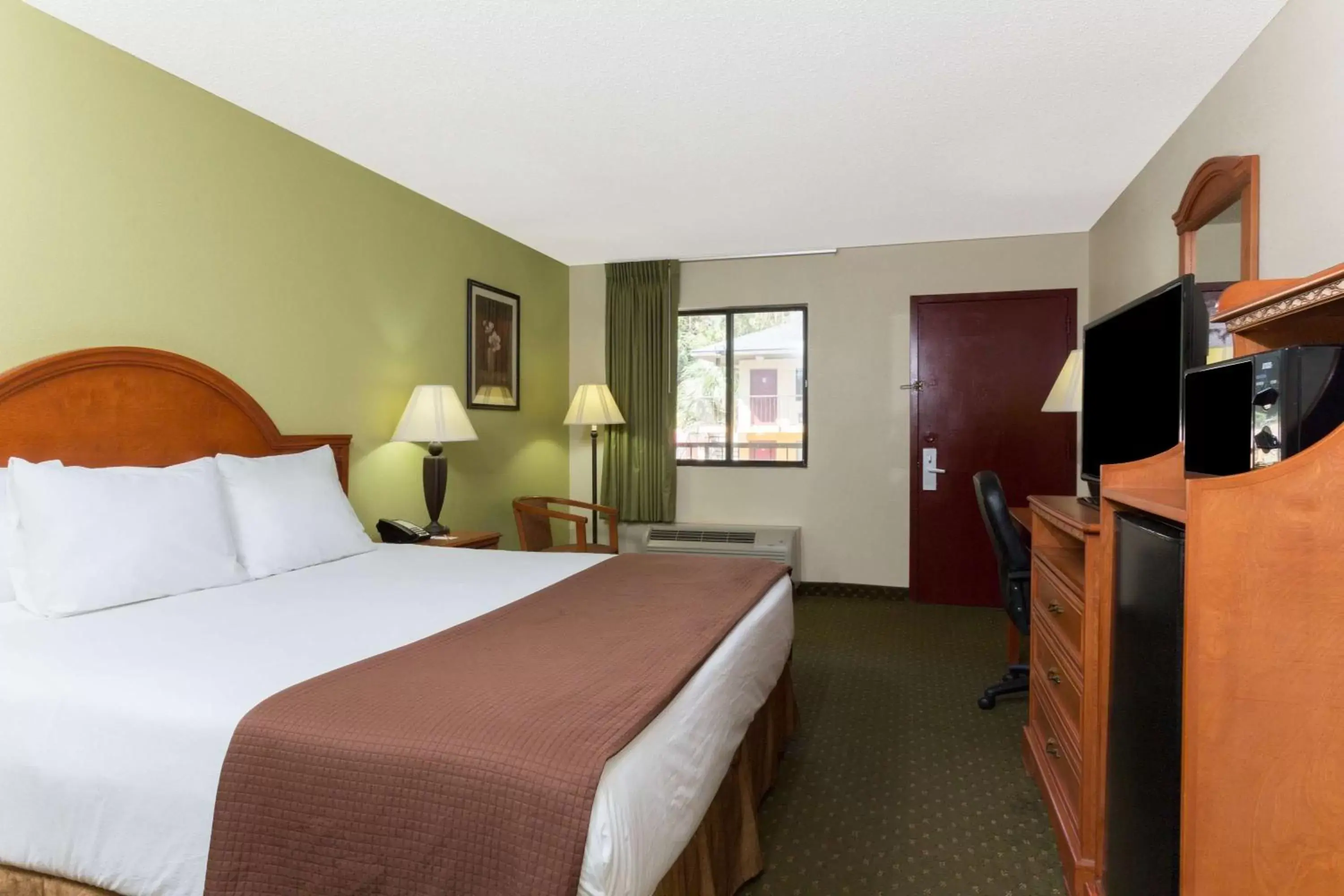 King Room - Non-Smoking in Howard Johnson by Wyndham Tallahassee