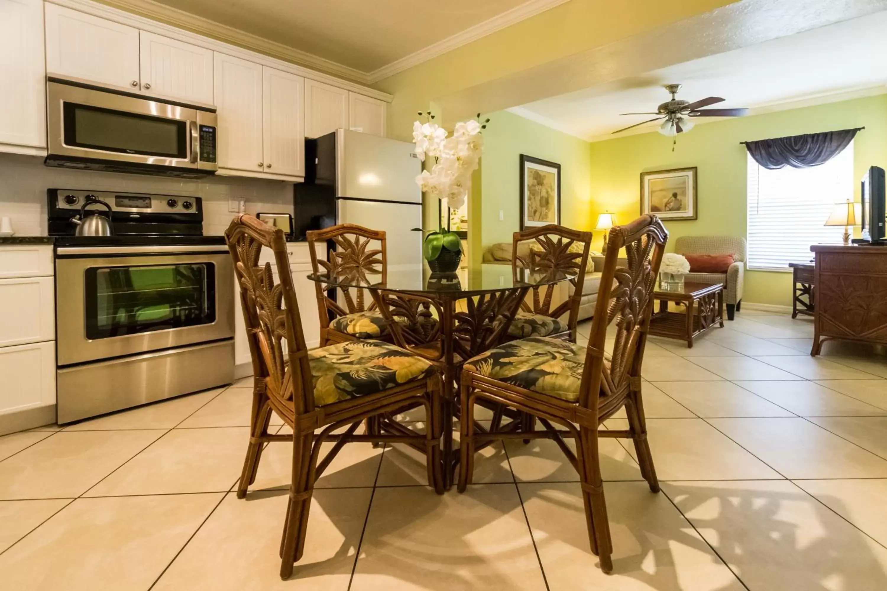 Kitchen or kitchenette, Dining Area in Tropical Beach Resorts - Sarasota