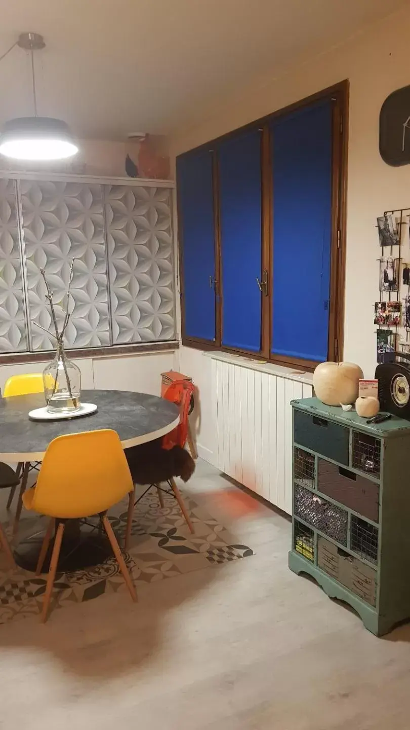 Dining area in A l'Ecole Buissonnière